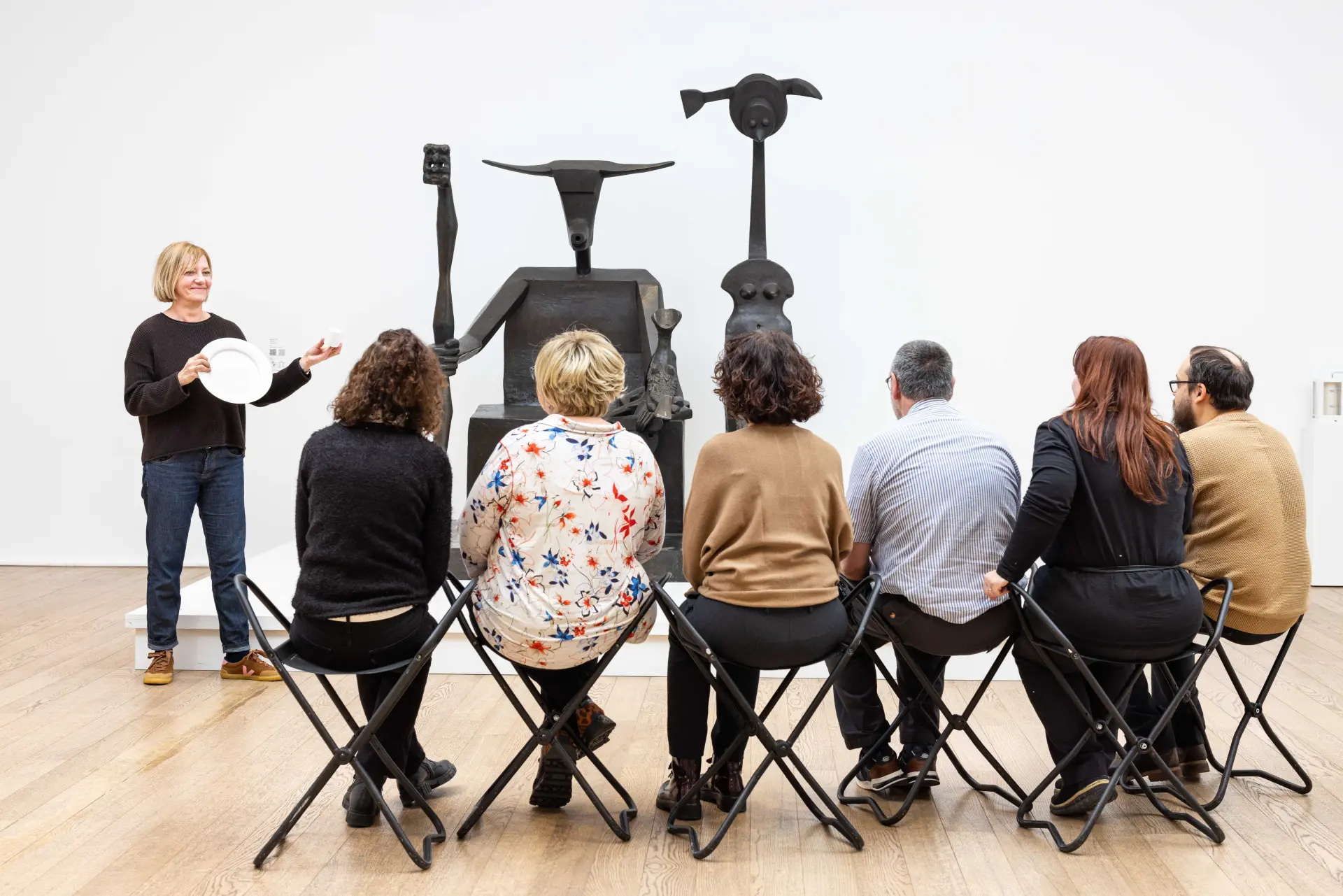 Eine Gruppe von Menschen im Museum