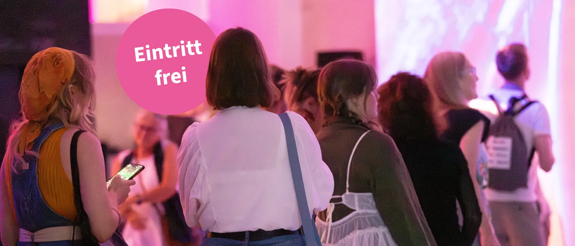 Besucherinnen und Besucher im Max Ernst Museum