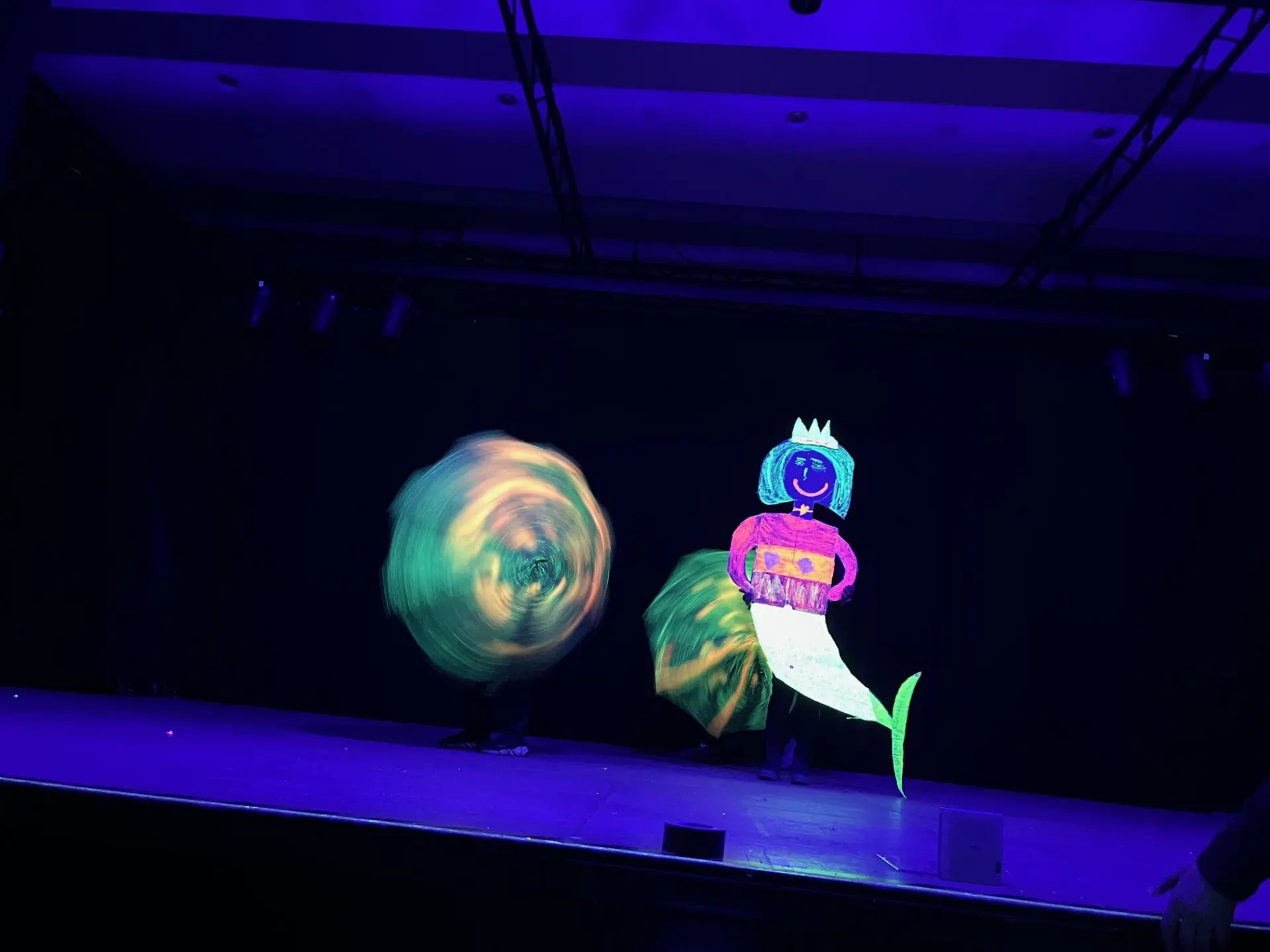 Performance bei Schwarzlicht auf einer Bühne