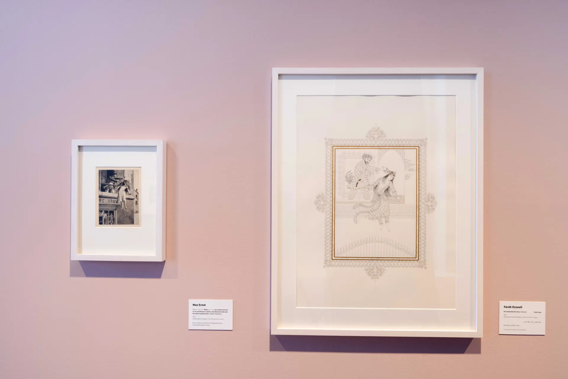 Zwei Zeichnungen an einer rosa Wand nebeneinander, links Max Ernst, rechts Farah Ossouli