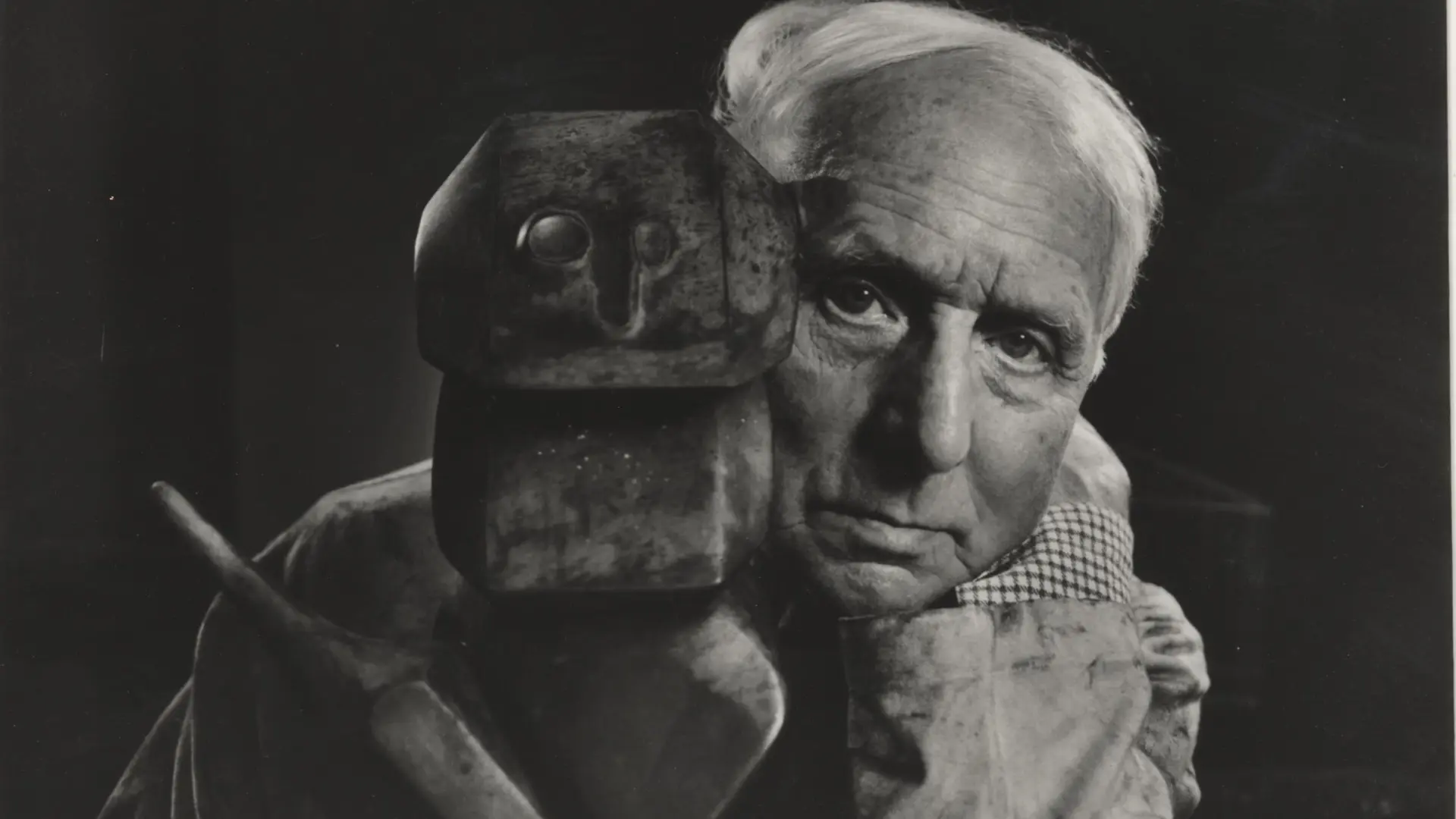 Schwarz-weiß Foto von Max Ernst mit einer Skulptur