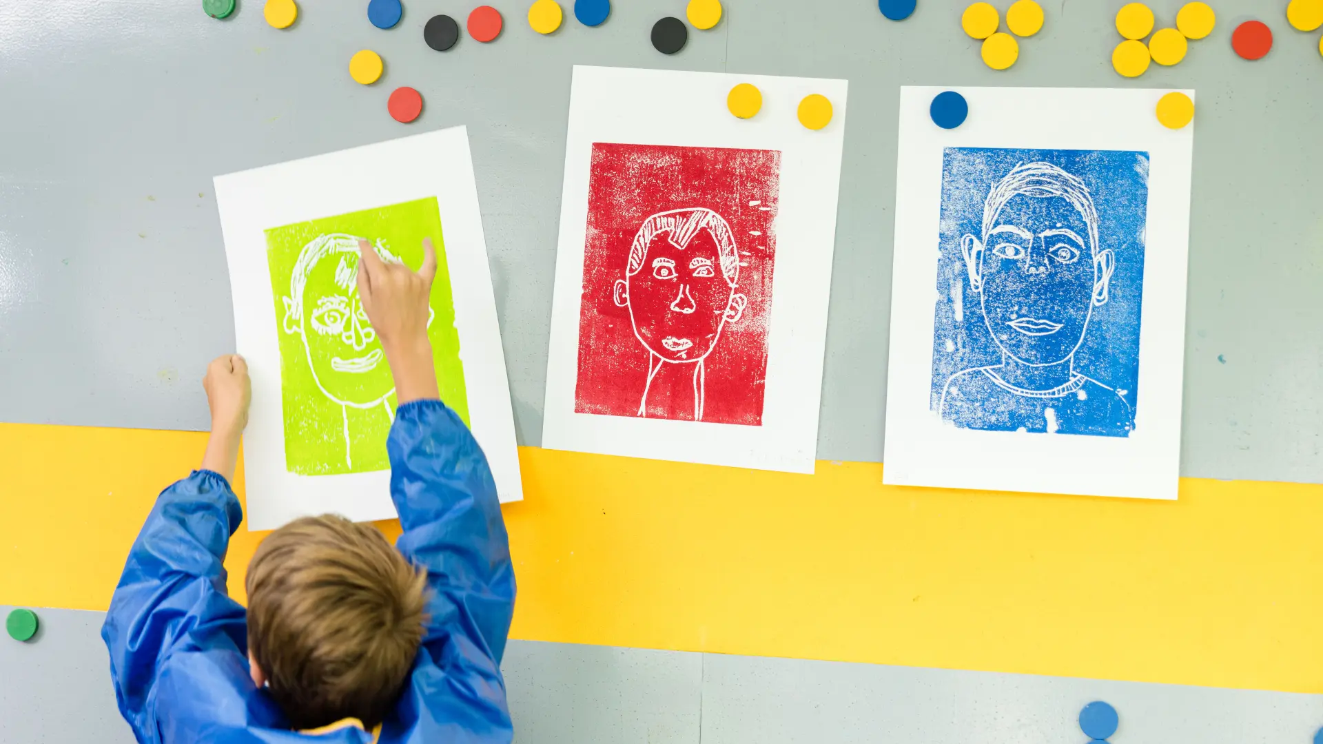 Gruppe Kinder steht vor einer Vitrine, davor eine Skulptur