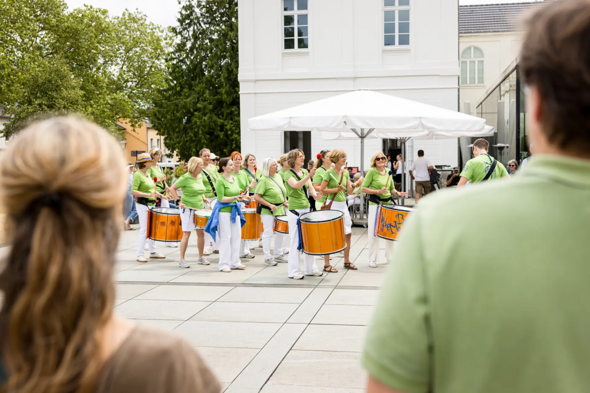 Die Parade zum Fantasie Labor mit einer Samba-Gruppe