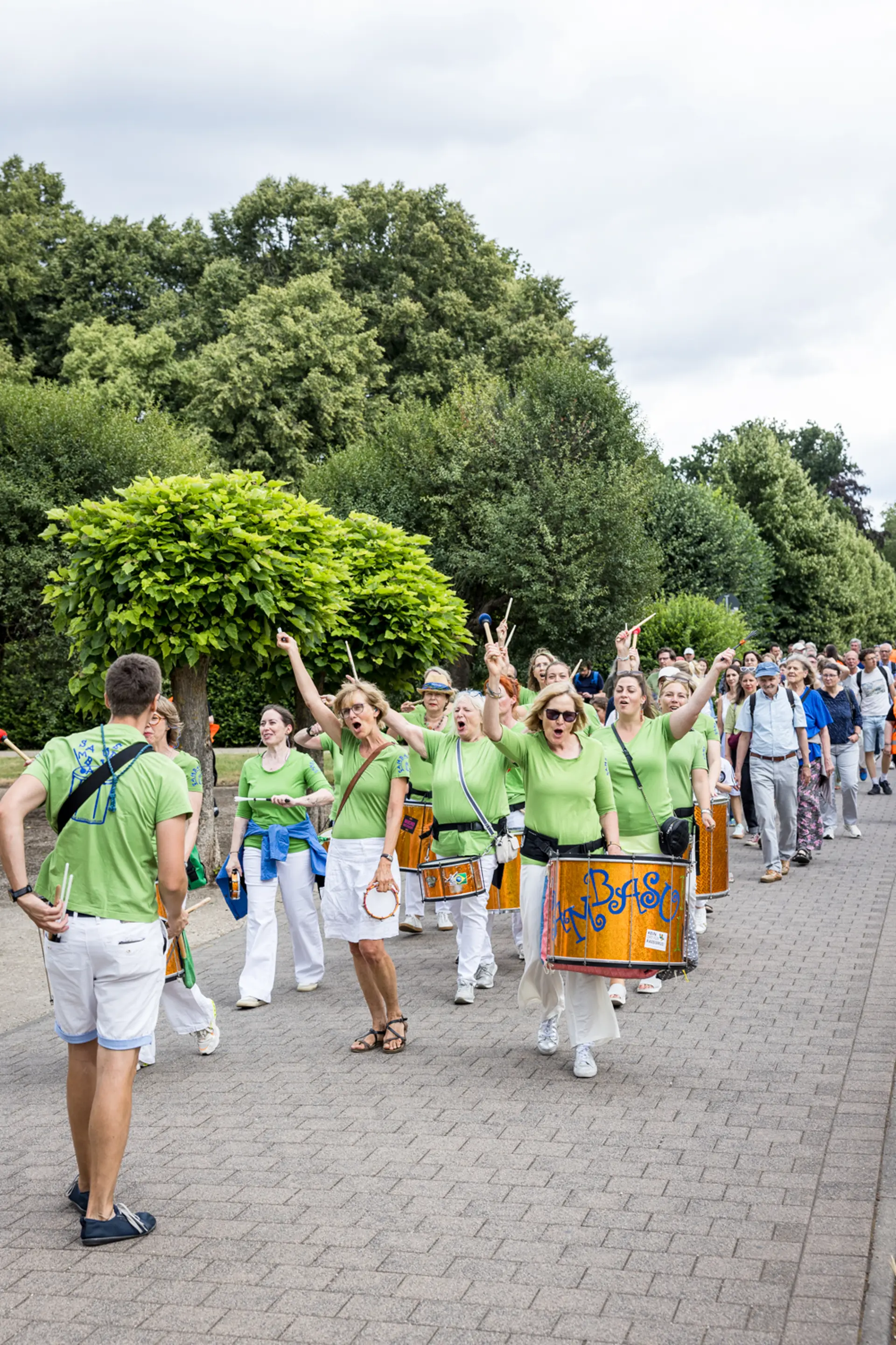 Die Parade zum Fantasie Labor mit einer Samba-Gruppe
