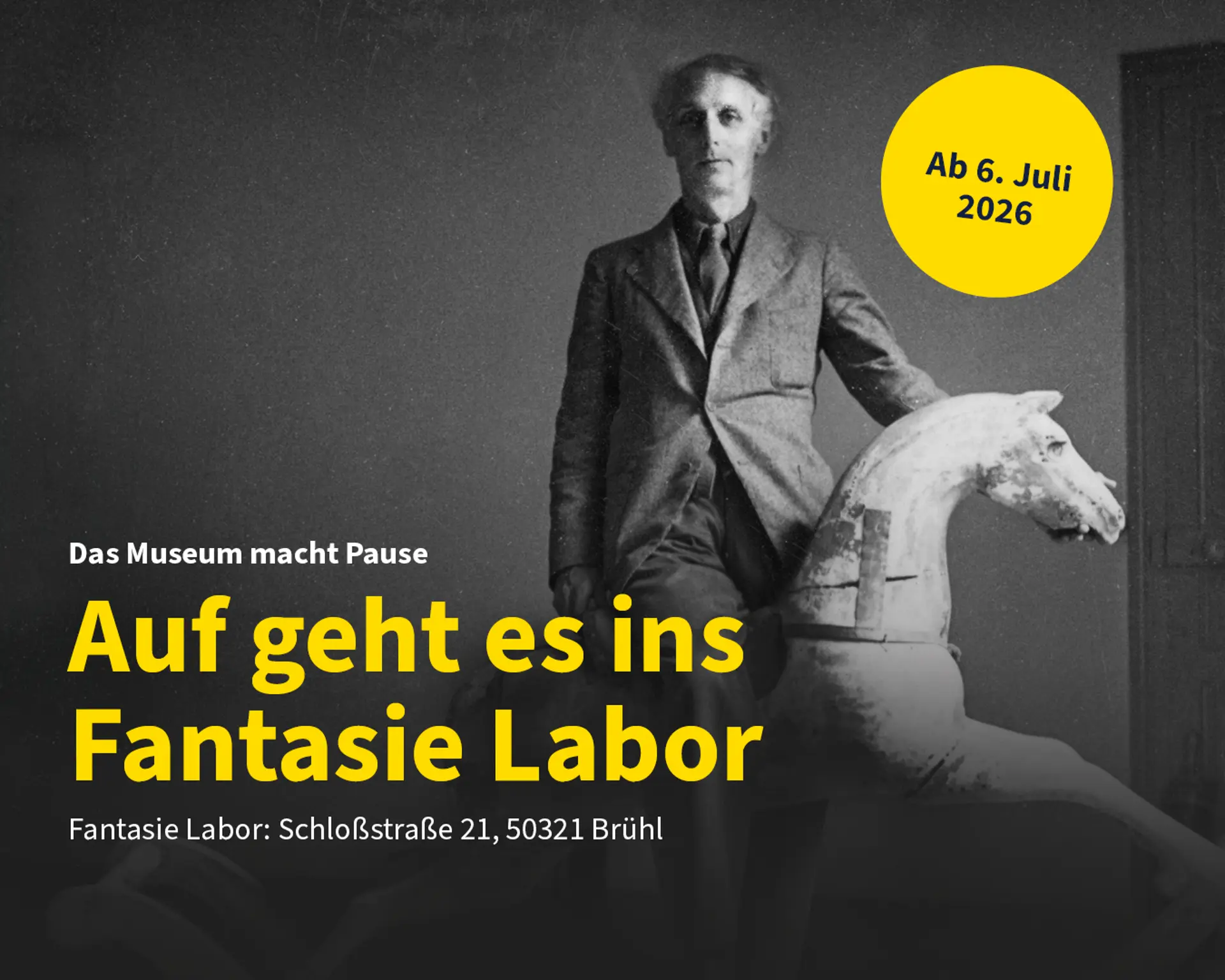 Ein schwarz-weißes Foto von Max Ernst auf einem Schaukelpferd