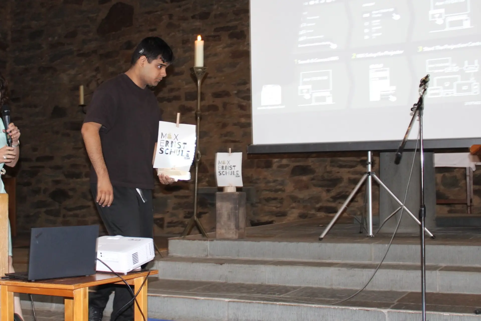Schüler geht mit selbstgebastelten Segelschiff in der Hand durch die Kirche