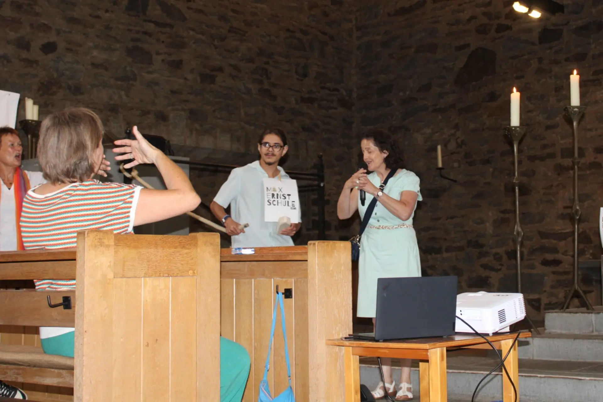 Schüler hät Tau vor selbstgebauten Segelboot in der Kirche