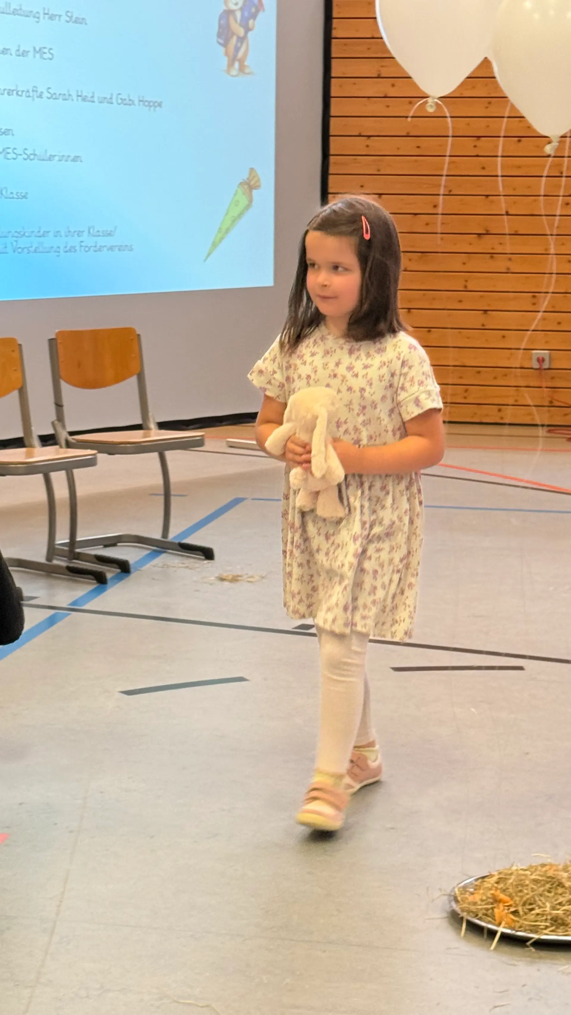 Mädchen im hellen Kleid kommt nach vorne