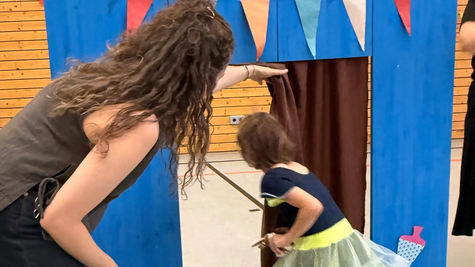 Mädchen hält stolz ihre Schultüte
