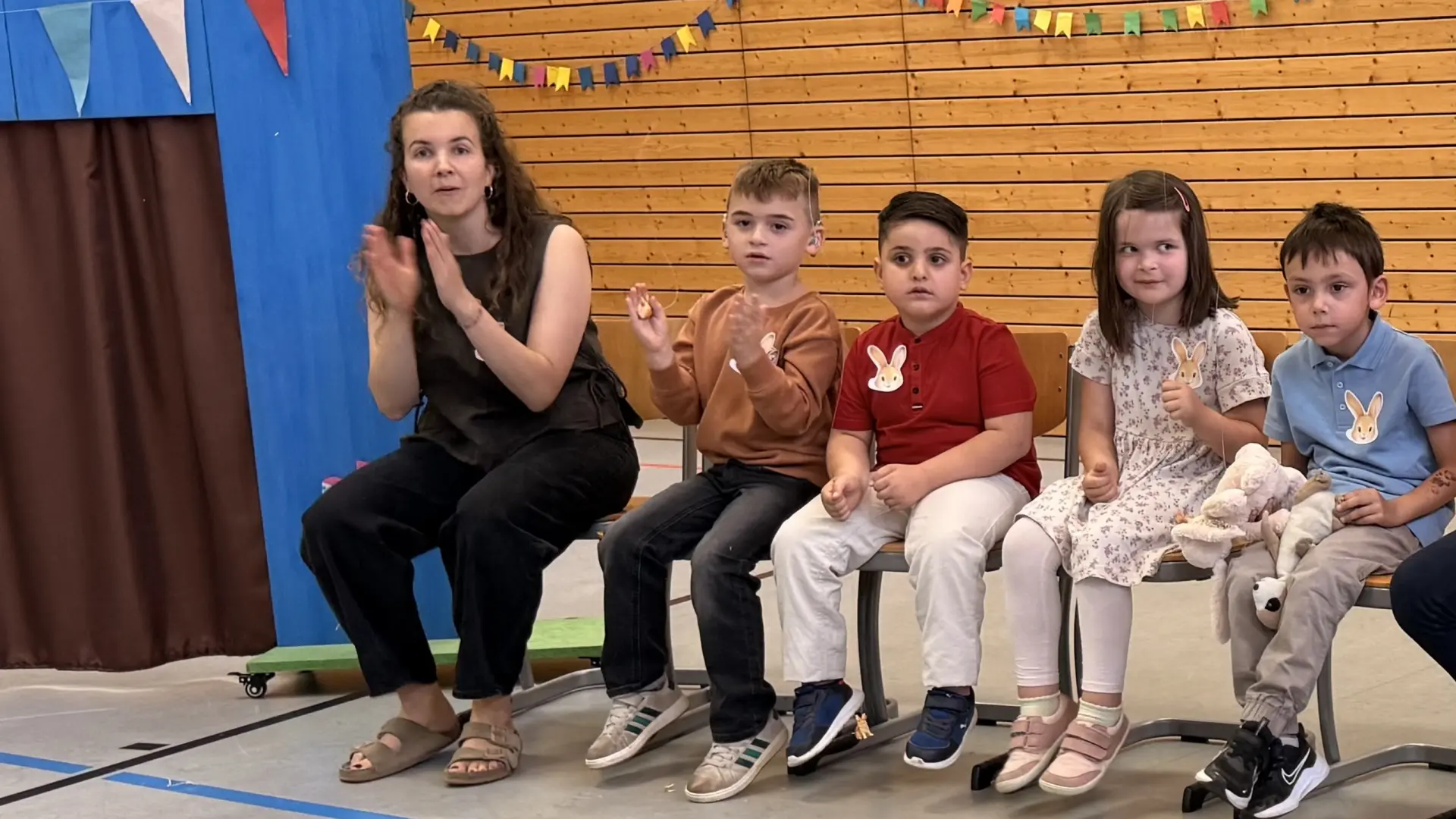 Mädchen hält stolz ihre Schultüte