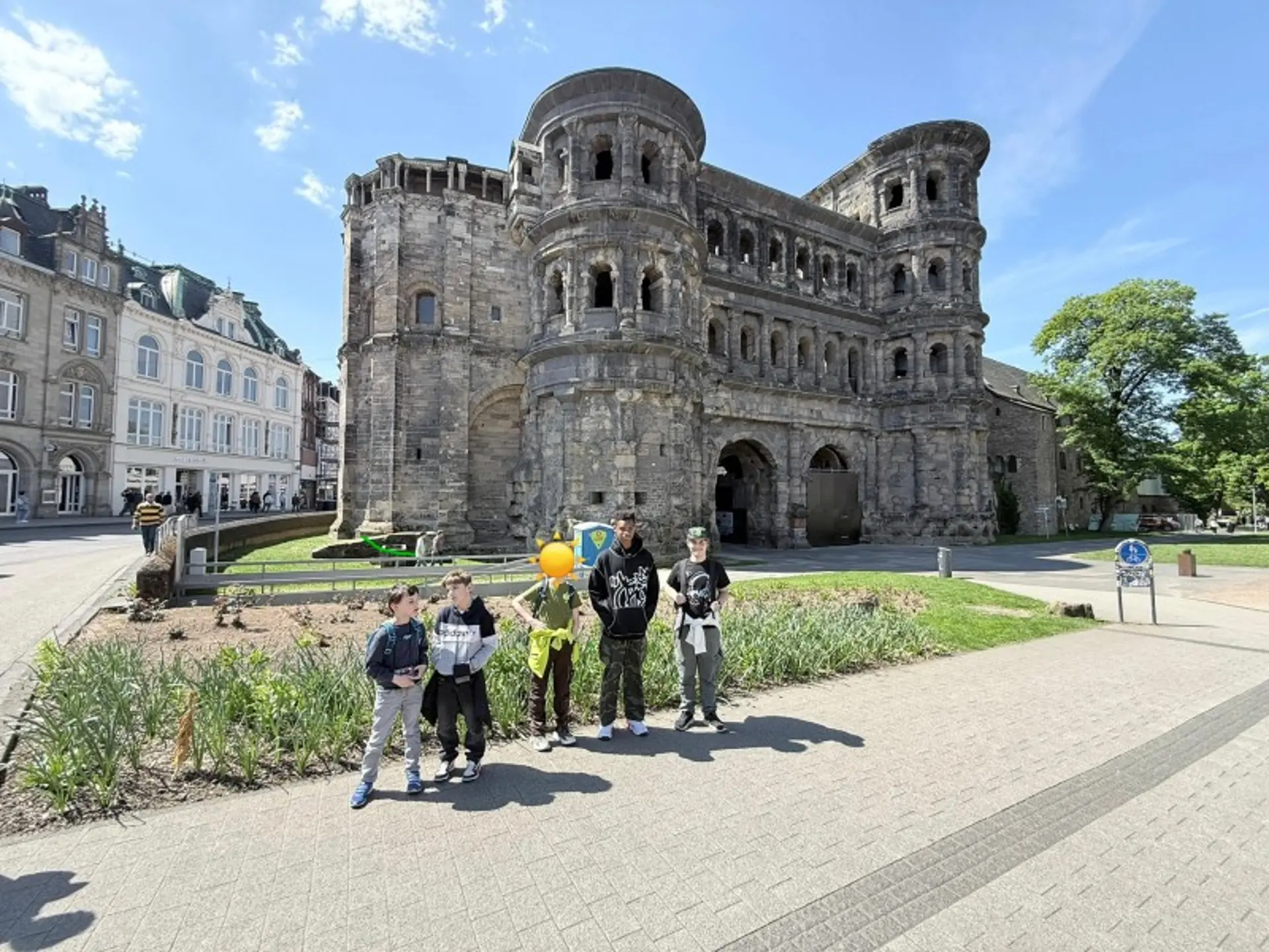 Gruppenfoto vor der Porta Nigra