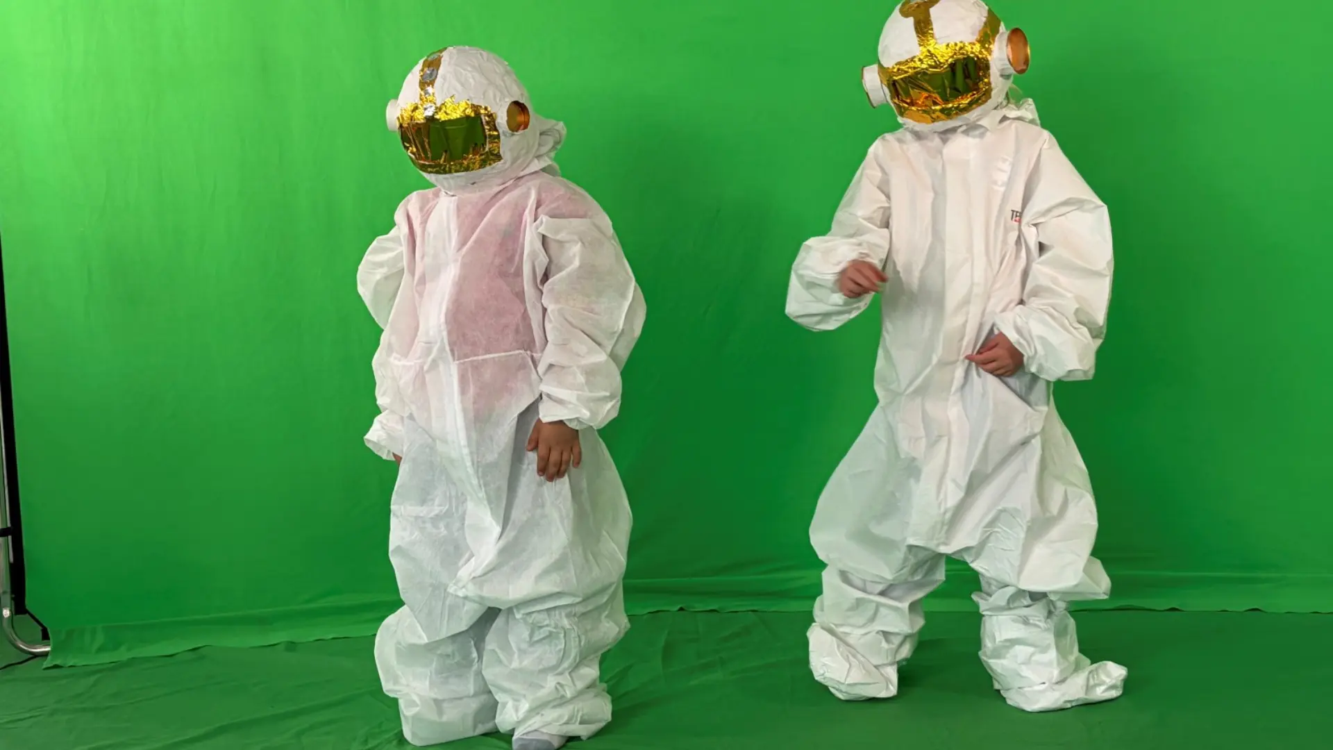 Zwei als Astronauten verkleidete Kinder vor einem Green-Screen