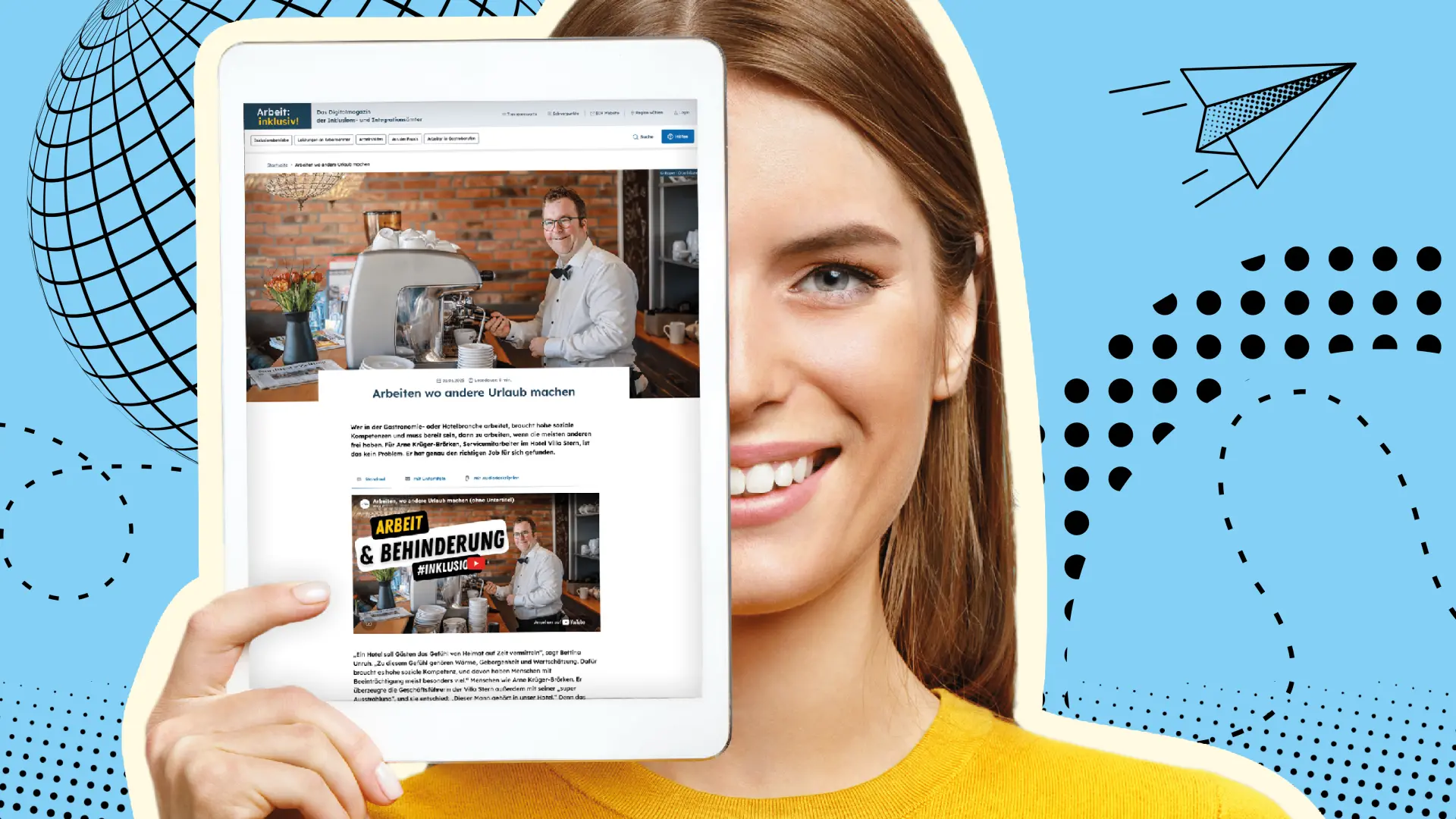 Eine Frau hält sich lächelnd das neue Digitalmagazin auf einem Tablet halb vor ihr Gesicht.