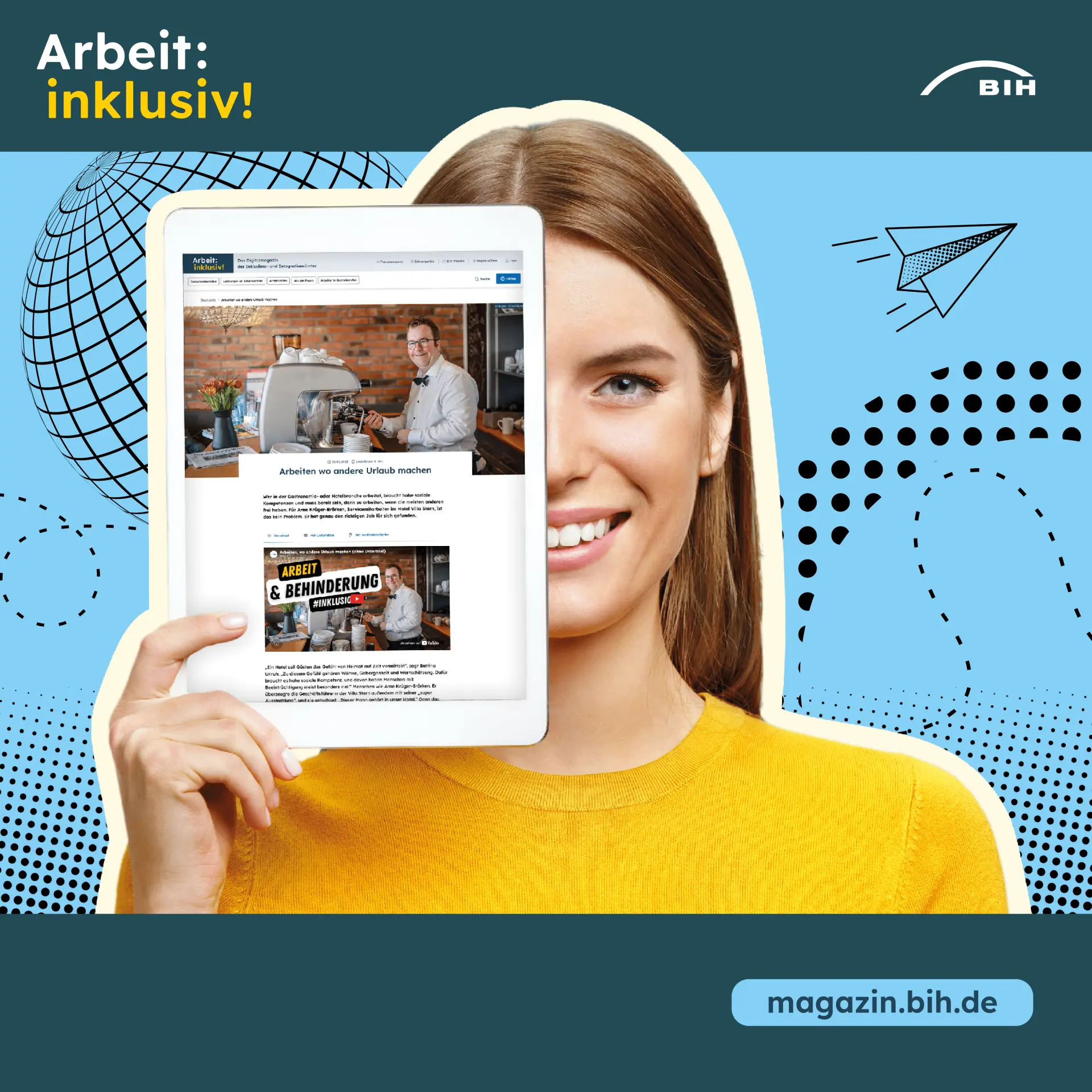 Eine Frau hält sich lächelnd das neue Digitalmagazin auf einem Tablet halb vor ihr Gesicht.