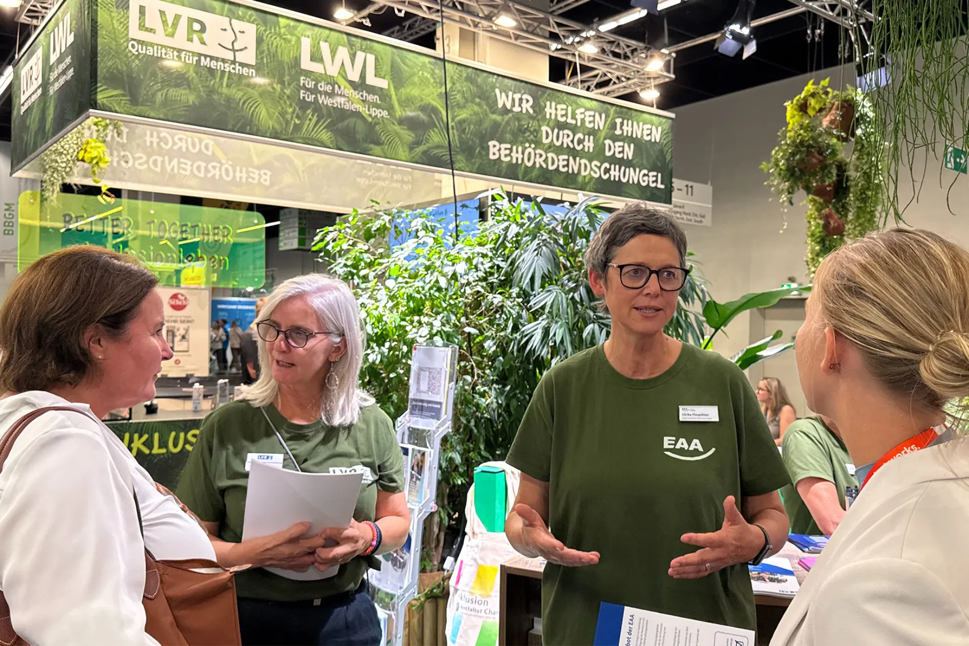 Zwei Frauen in grünen T-Shirts beraten am Messestand
