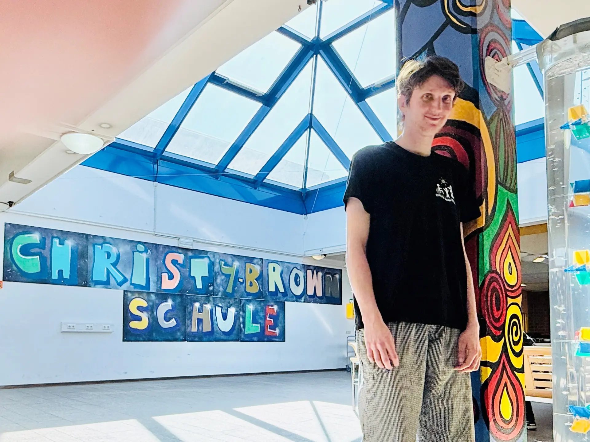 Moritz Schultheis an seinem Arbeitsplatz, der LVR‑Christy‑Brown‑Schule in Duisburg.
