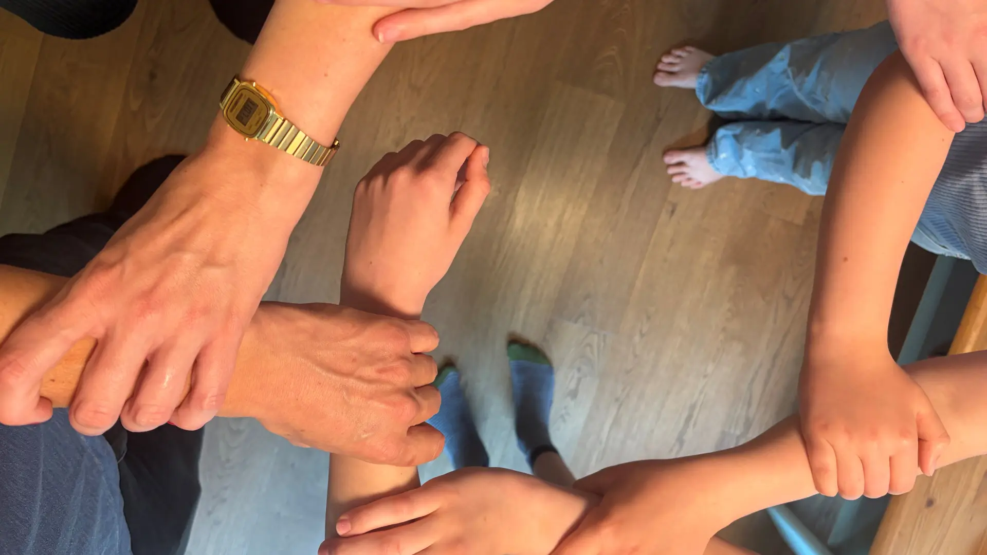 Draussen spielende Kinder