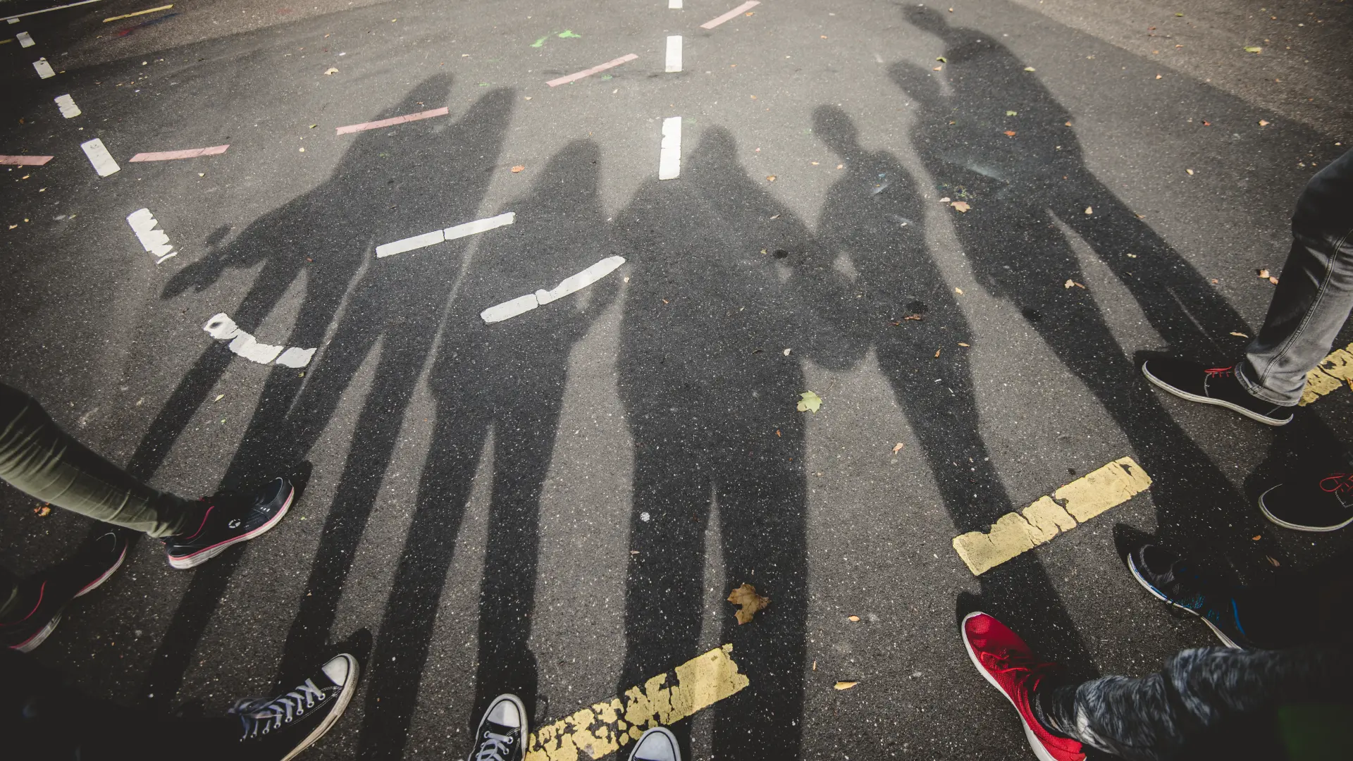 Schatten von Jugendlichen auf einem Sportplatz