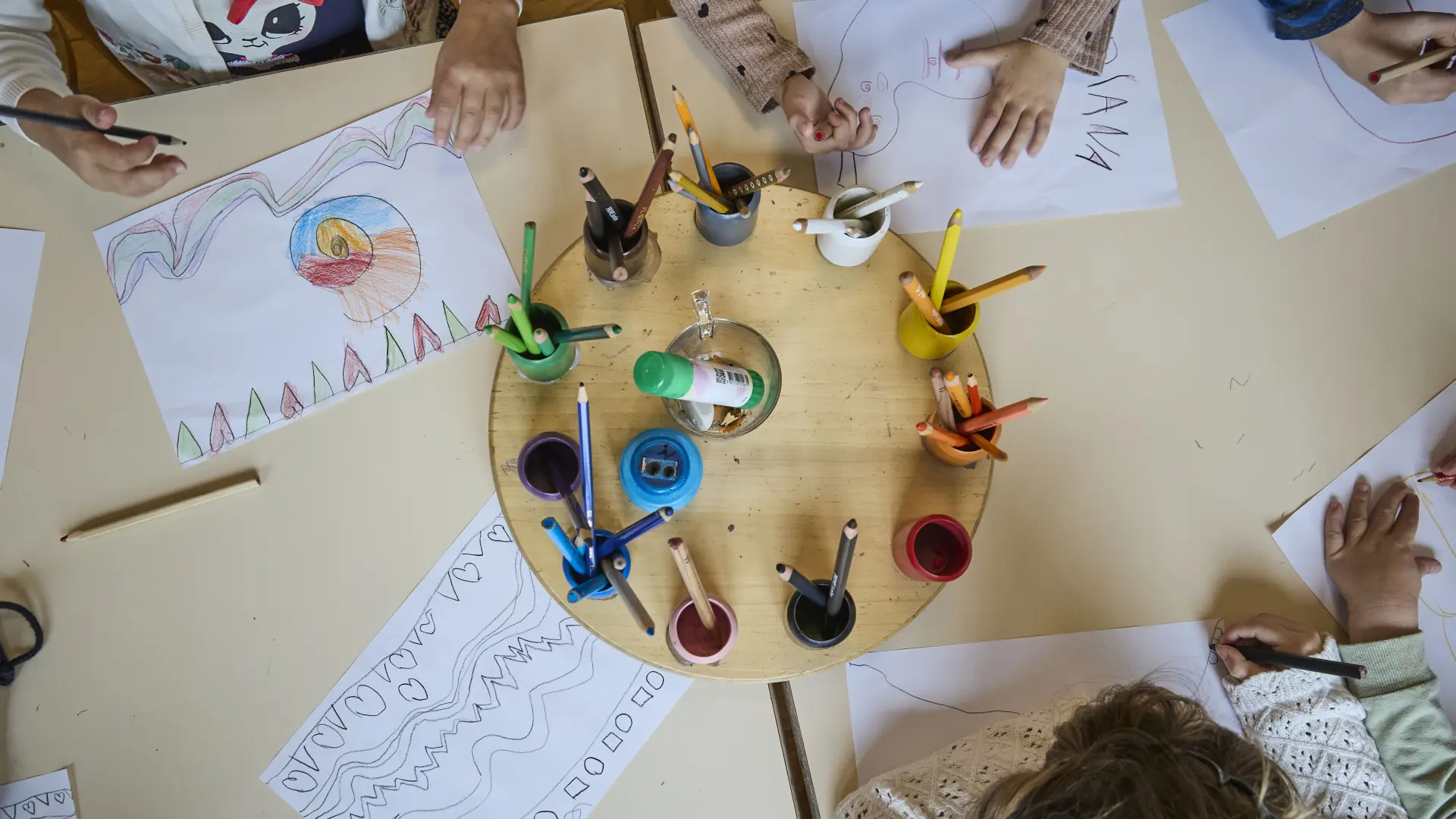 Kinderhände, die malen.