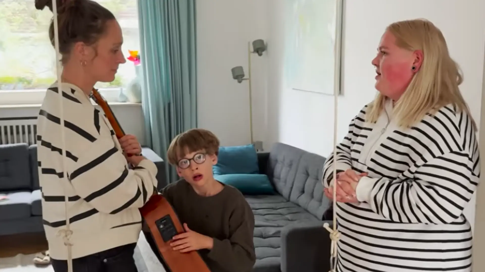 Mutter Stefanie mit Sohn Mateo und Familienpflegerin Ronja