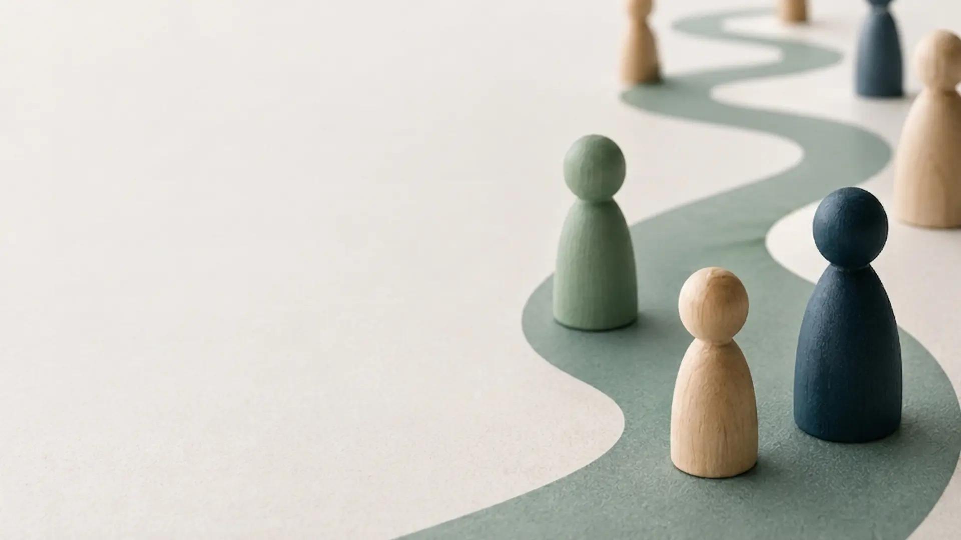 Spielbrettfiguren auf einem Weg