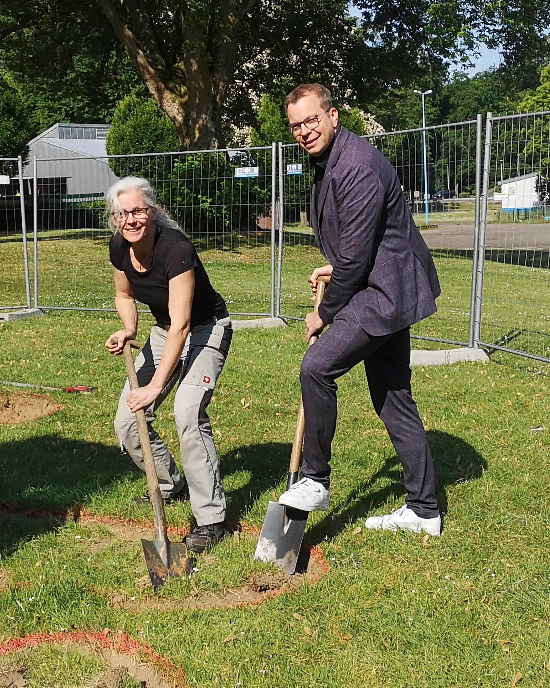 Eine Frau und ein Mann beim Spatenstich.
