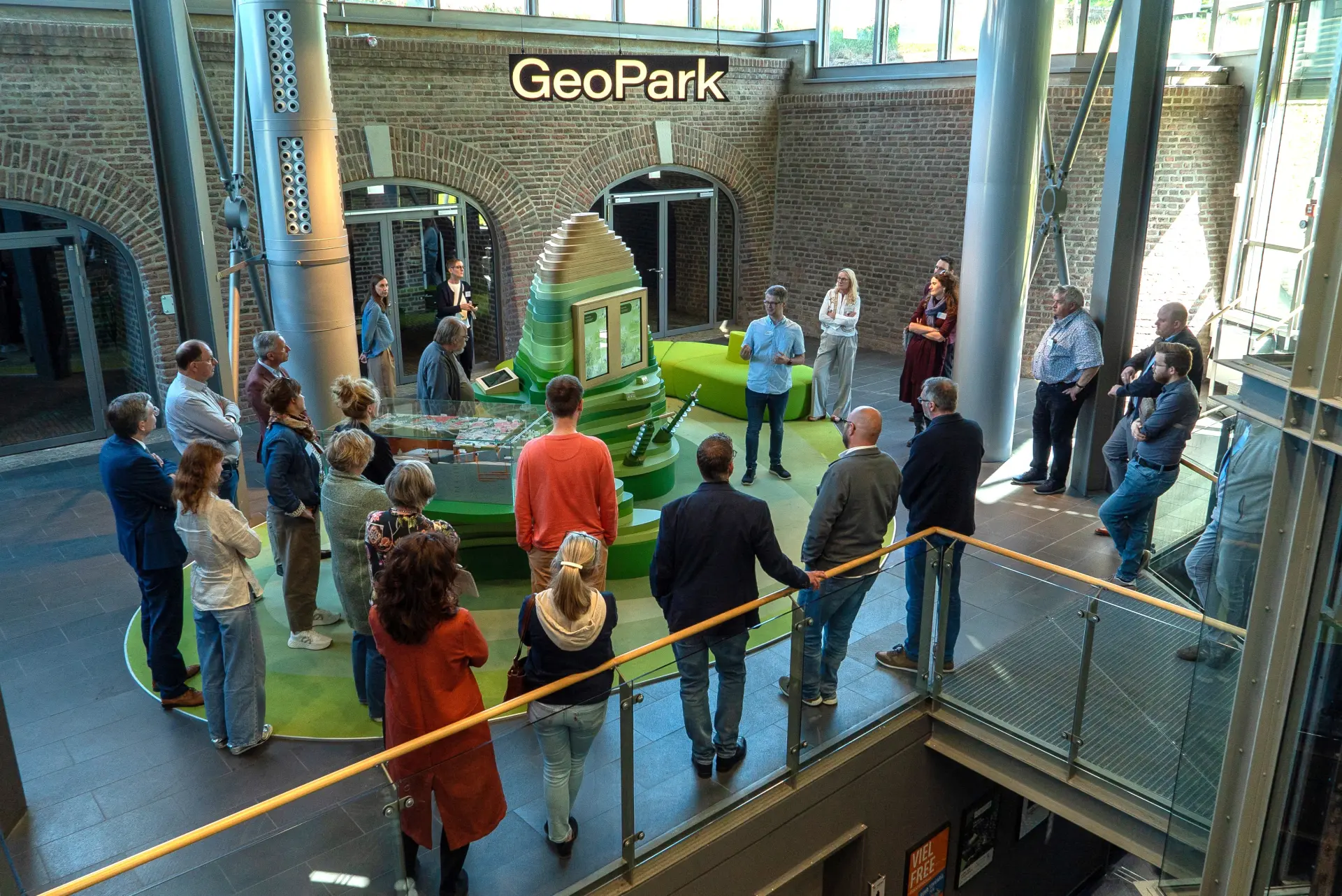 Von erhöhtem Standpunkt blickt man auf eine Besuchergruppe im Eingangsbereich des LVR-Niederrheinmuseum Wesel, in welchem der "Geo-Park" beginnt.
