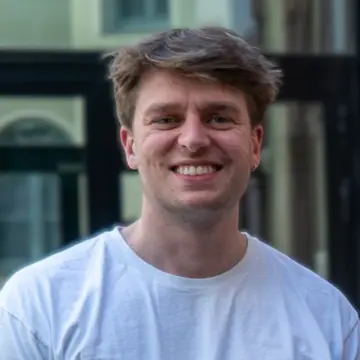 Foto: Finn Settelmeyer lächelt in die Kamera.