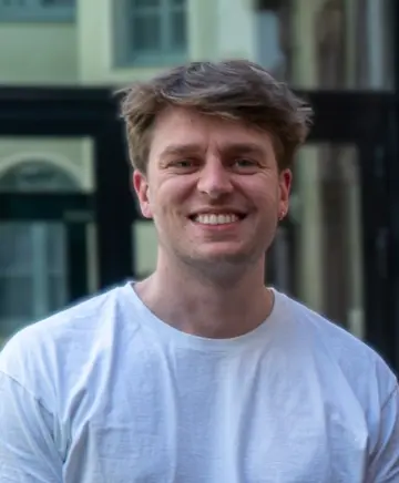 Foto: Finn Settelmeyer lächelt in die Kamera.