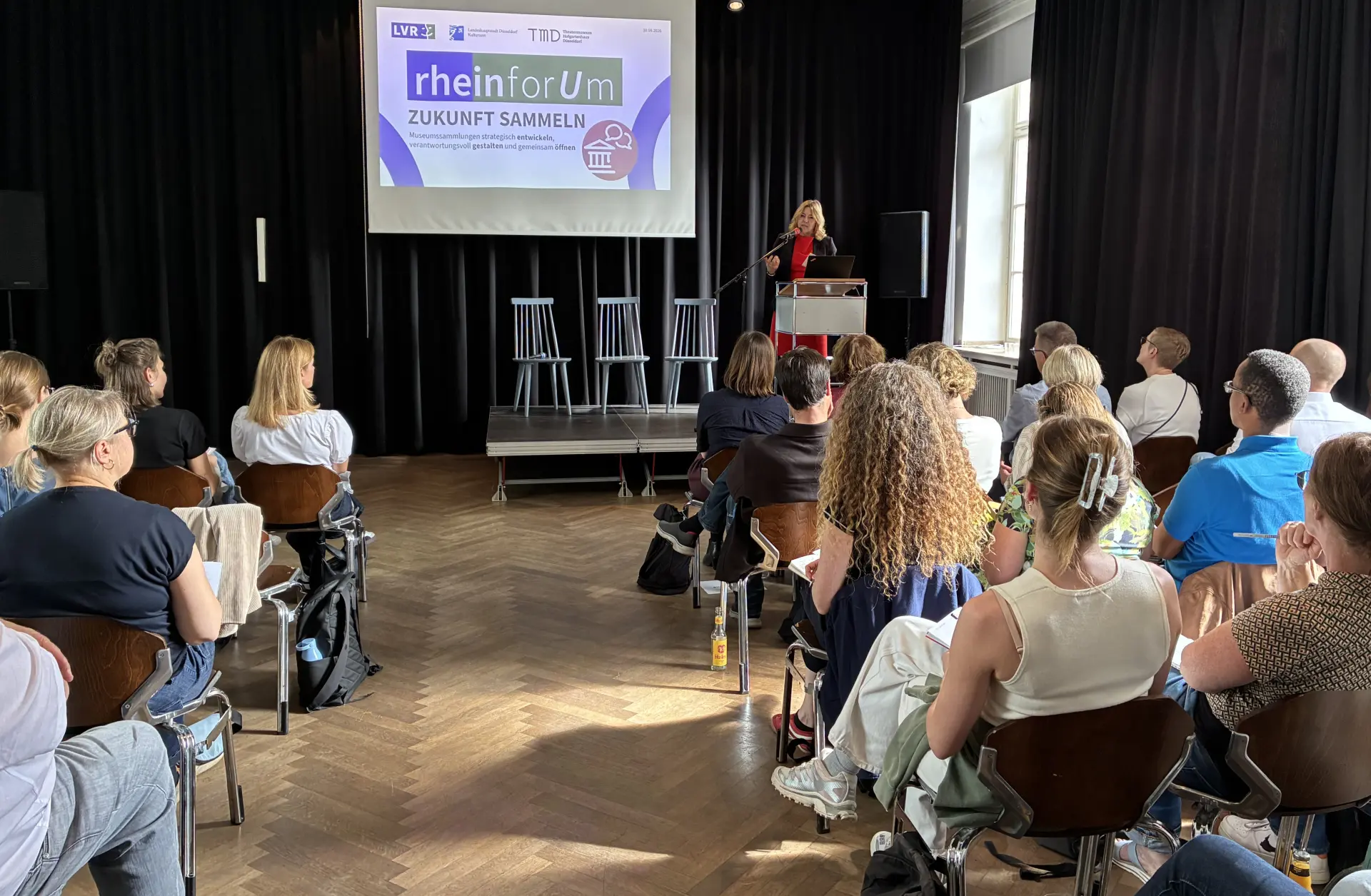 Foto: Begrüßung durch die Leiterin des Kulturamtes der Landeshauptstadt Düsseldorf Angelique Tracik.