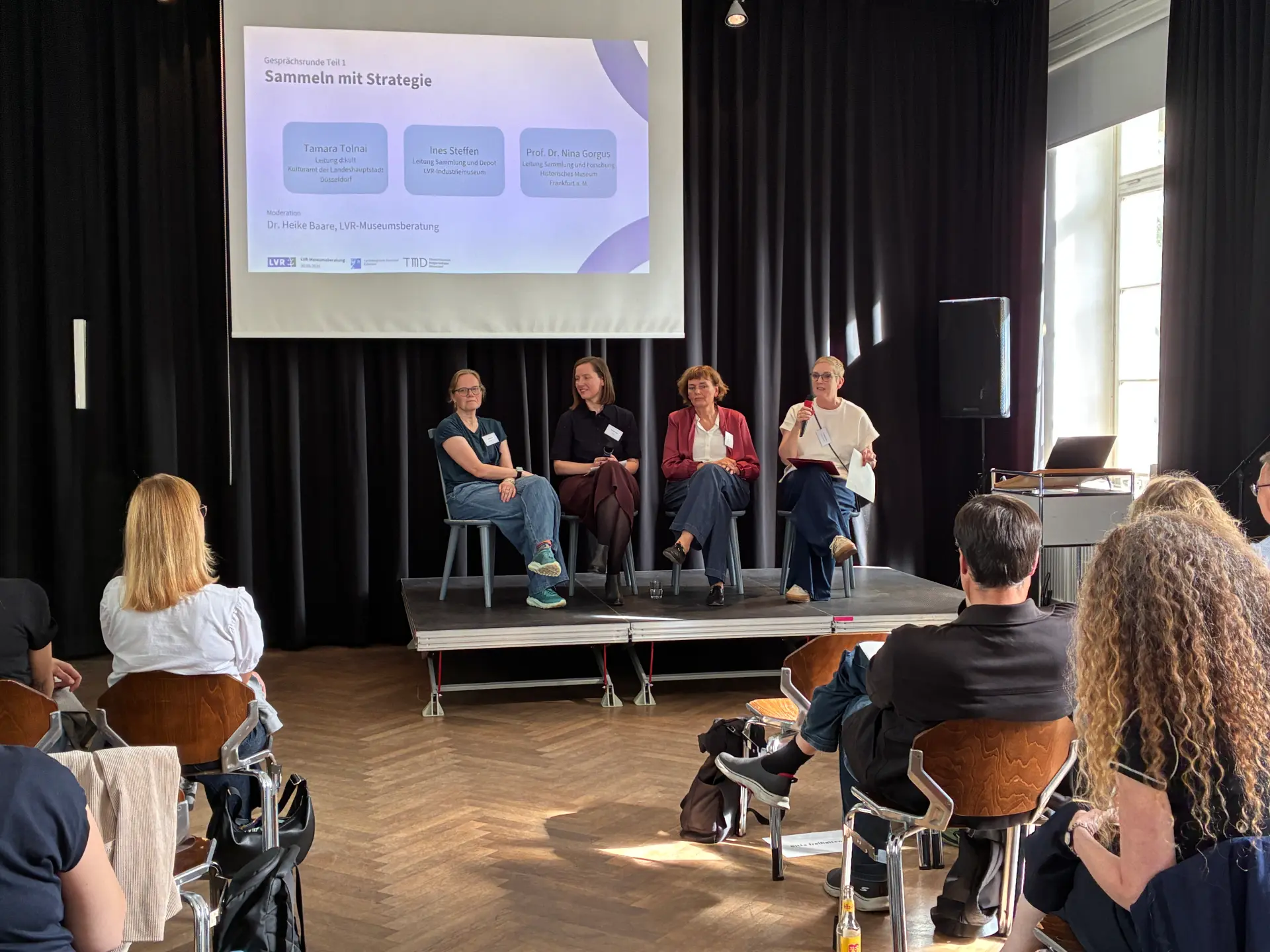 Foto: Podiumsdiskussion beim rheinforUm im Theatermuseum Düsseldorf.