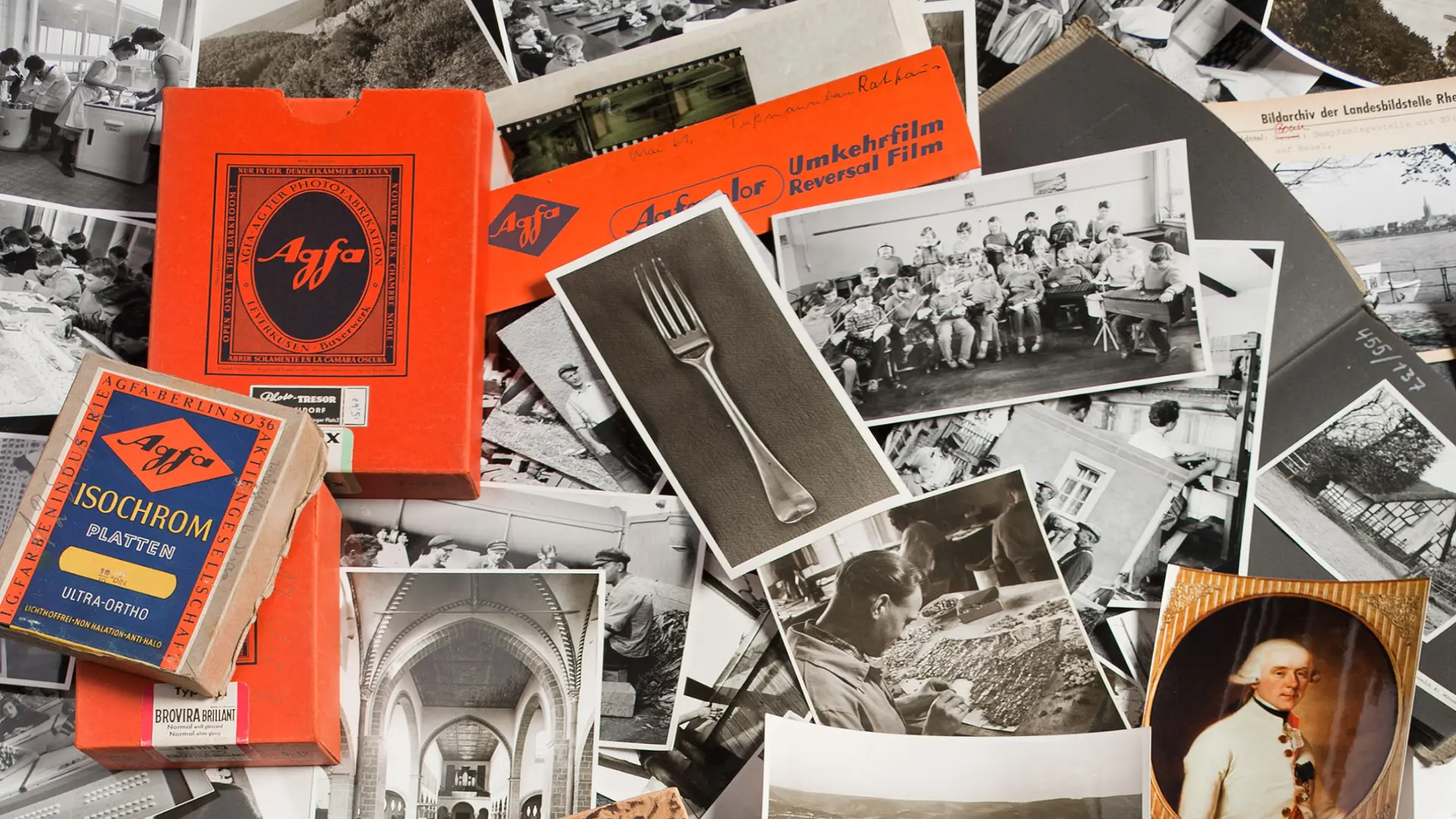 Viele verschiedene Schwarz-Weiß-Fotografien, die aufeinander liegen.