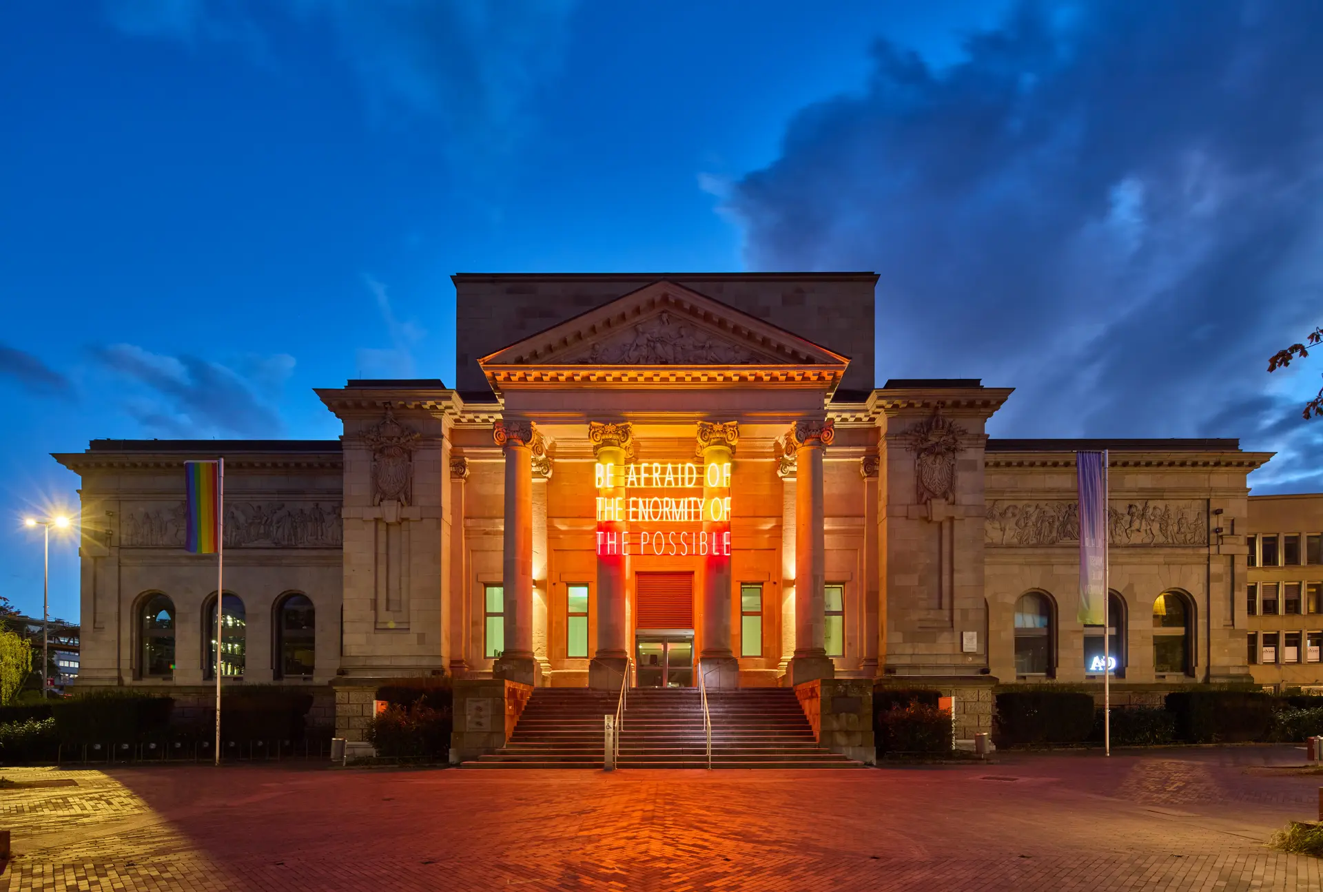Außenansicht der Kunsthalle Barmen in Wuppertal im Dämmerlicht. Vorplatz mit Treppenaufgang zum Eingangsbereich.