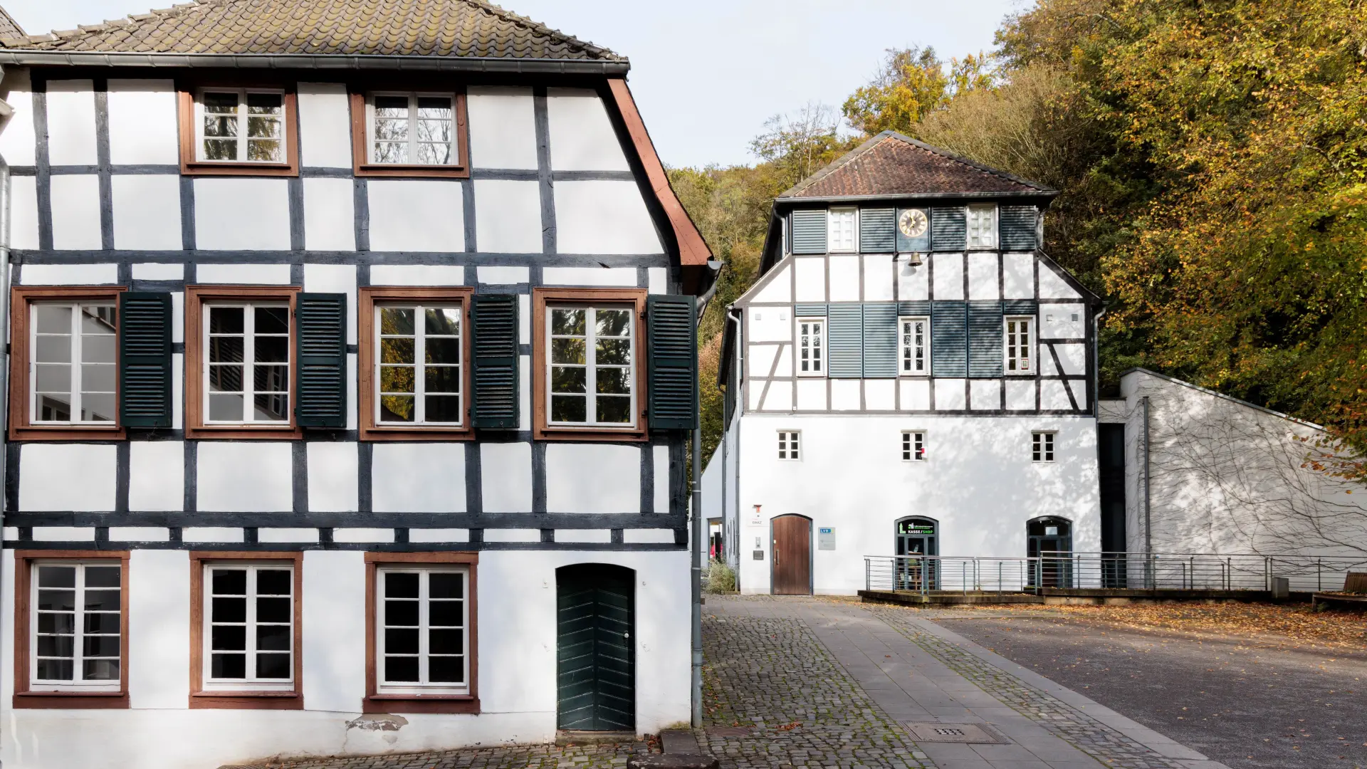 Foto: zwei alte Fachwerkhäuser