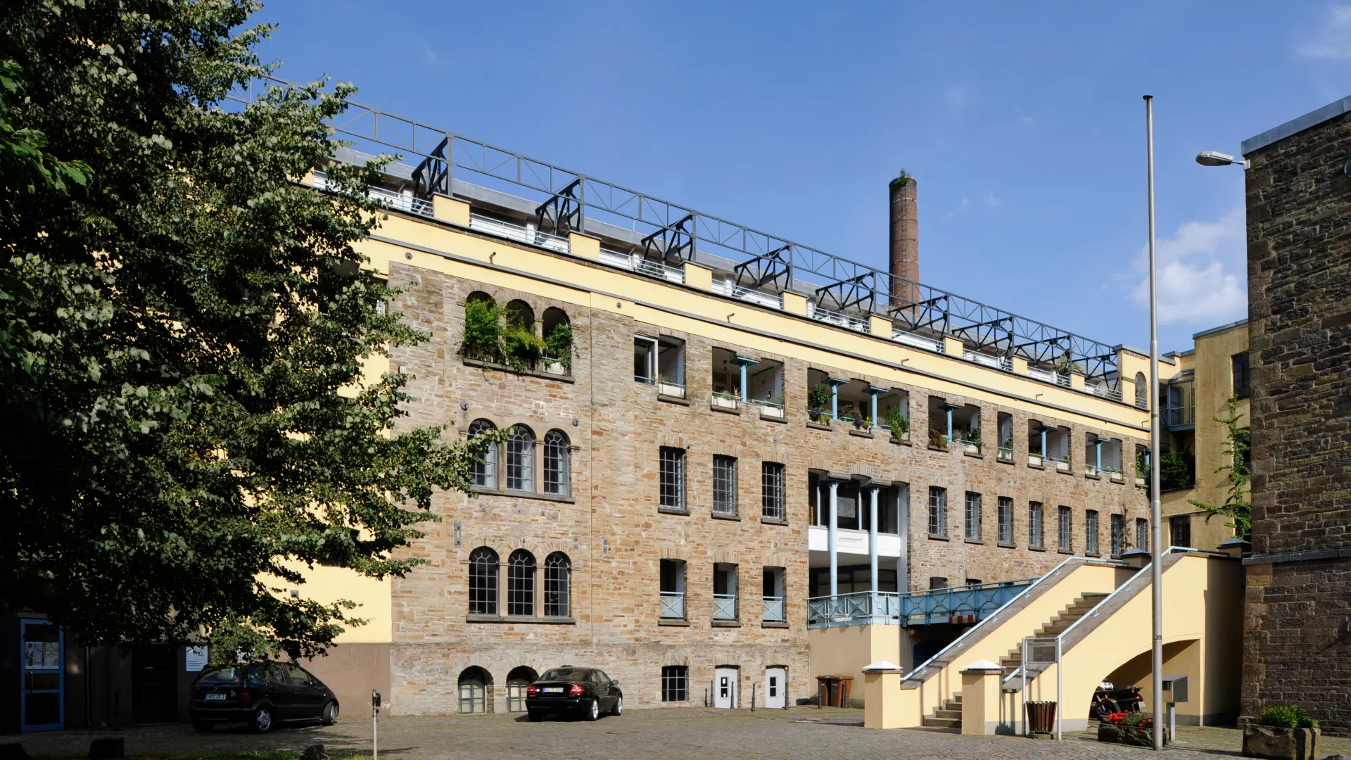 Foto: Fassade einer großen Fabrik mit vielen Fenstern