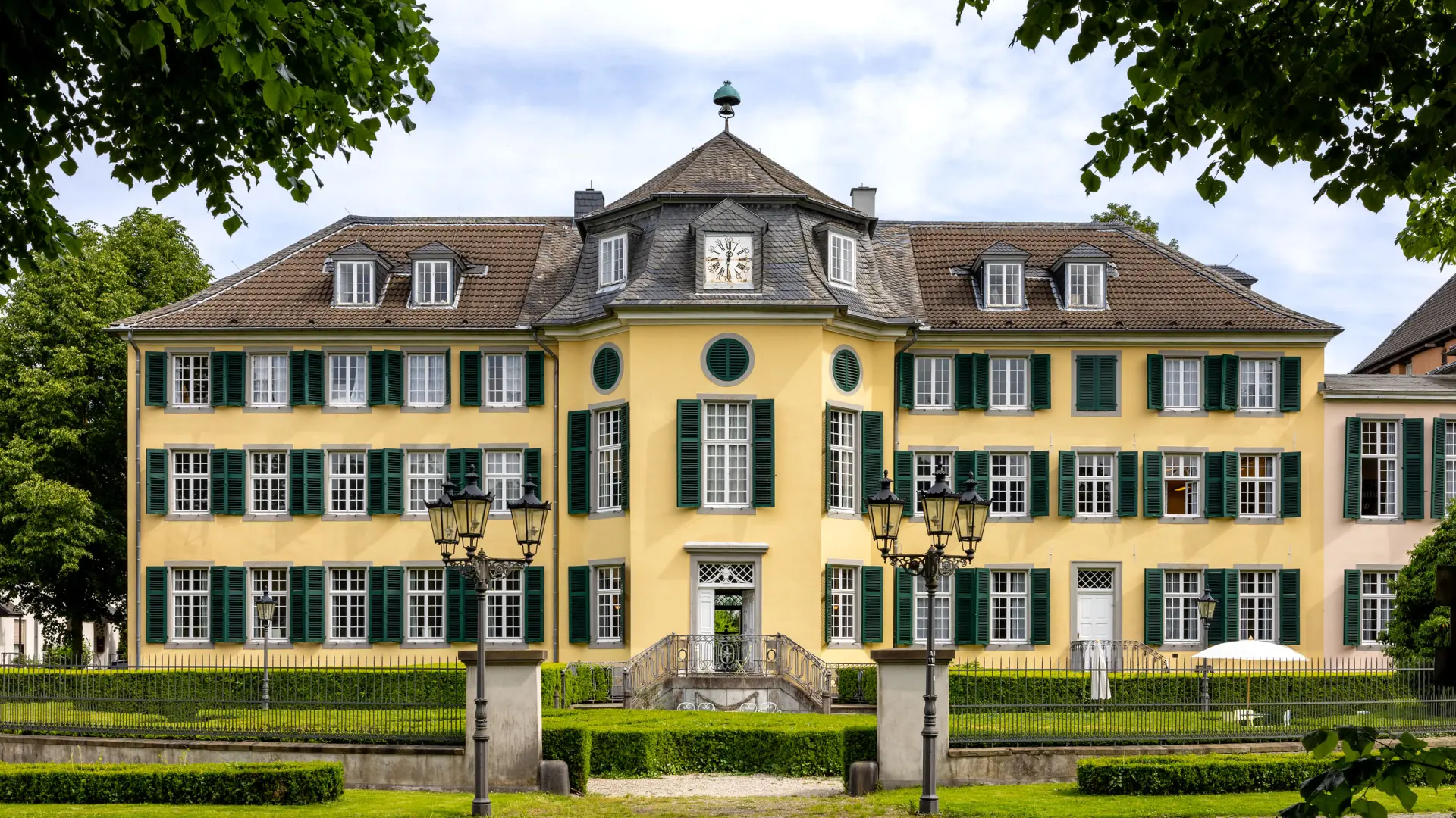 Foto: Fabrikgebäude mit Innenhof und einem Zaun