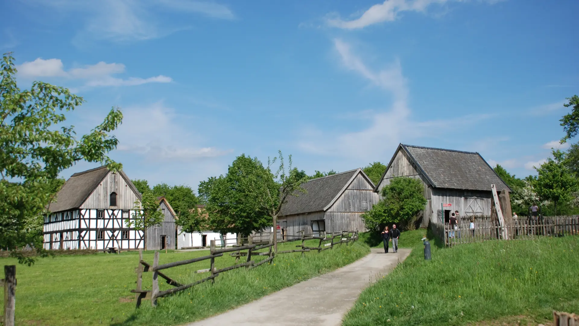 Foto: Mehrere alte Fachwerk-Gebäude mit grünen Wiesen