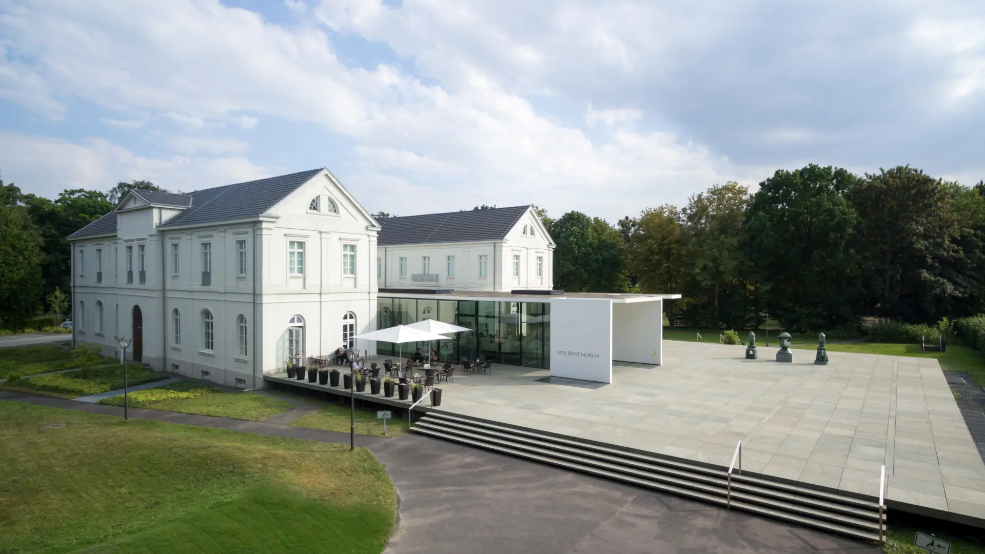 Foto: Elegantes weißes Gebäude mit einer großen Terasse