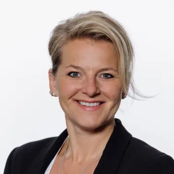 Foto: freundlich lächelnde junge Frau 