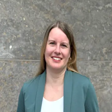 Foto: Eine lächelnde Frau mit langen glatten Haaren.