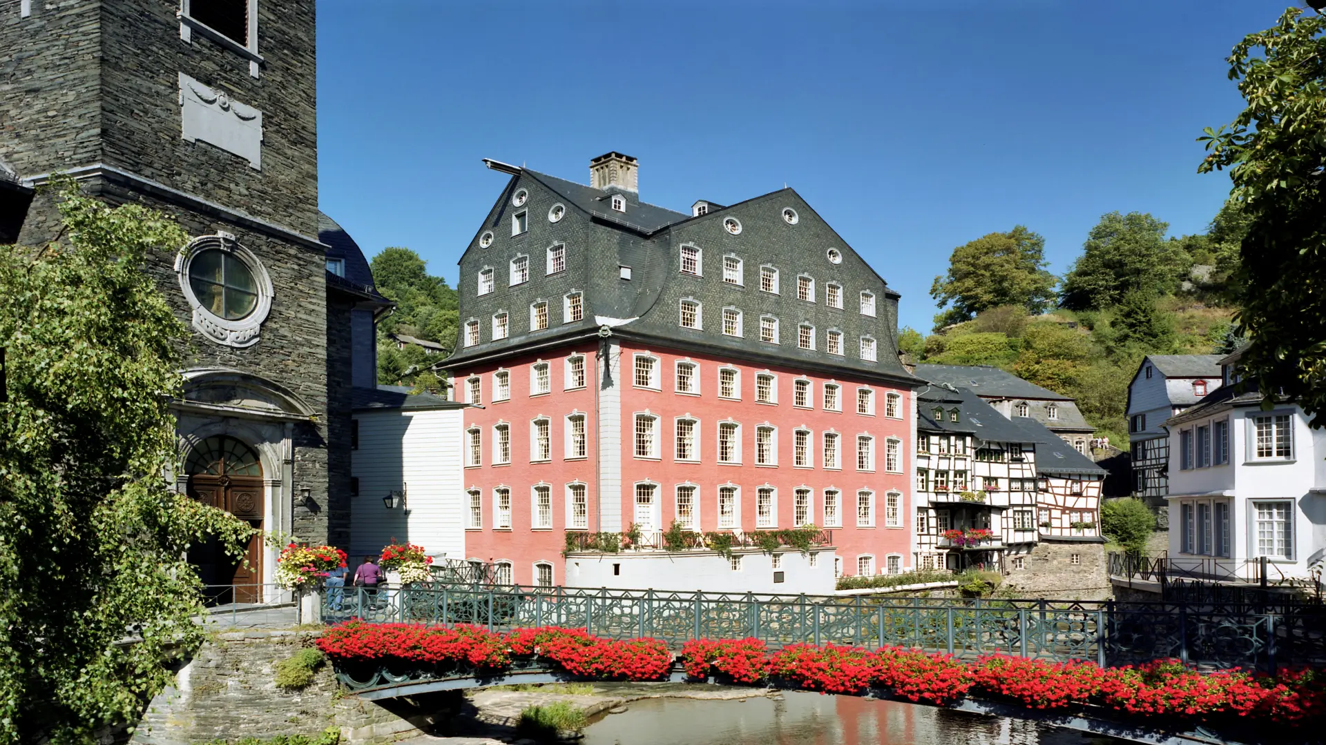 Foto: Ein beindruckendes Wohnhaus aus roten Ziegeln mit dunkelgrauem Dach