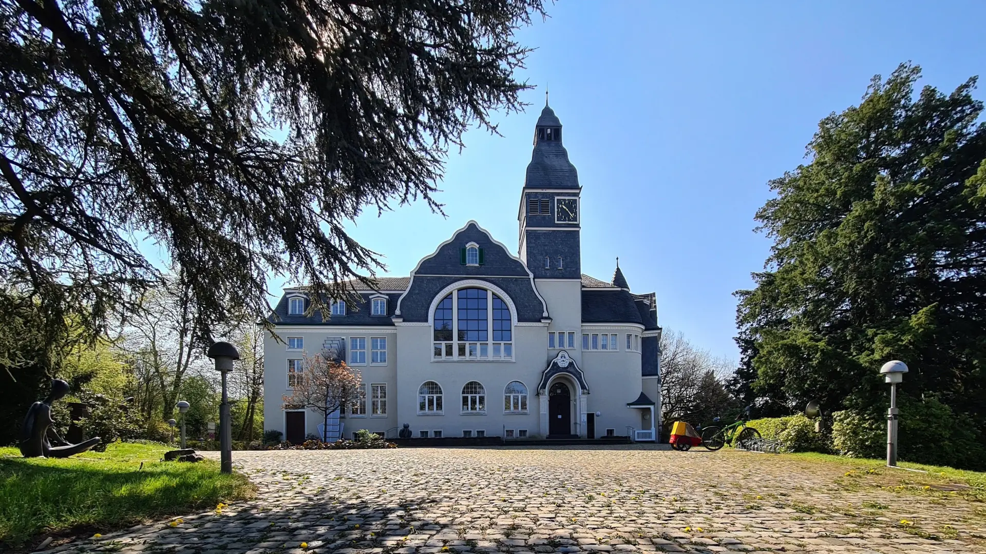 Foto: Ein schönes altes weißes Gebäude mit einem Türmchen