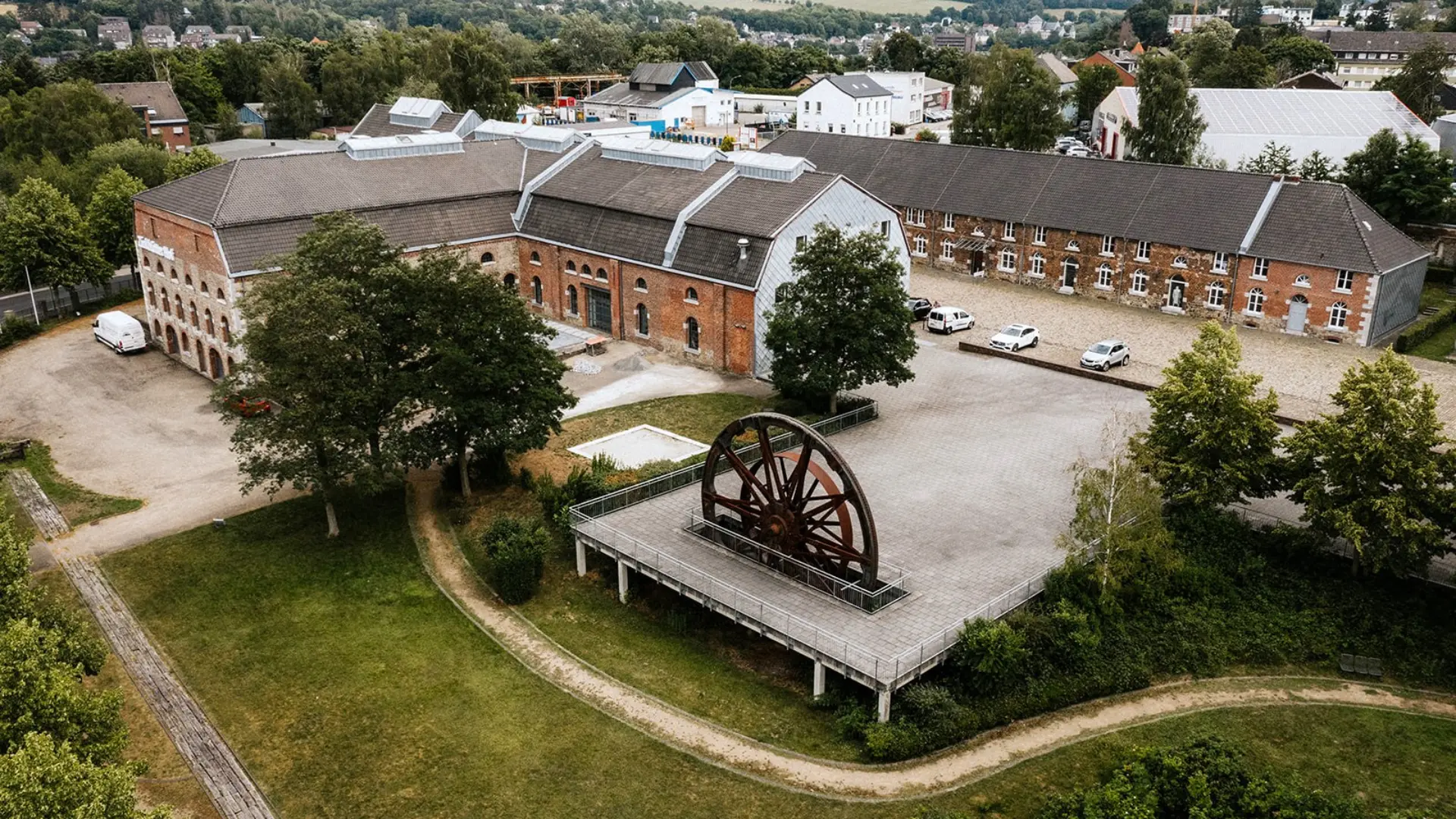 Grafik: Zwei junge Menschen vor einem Museum