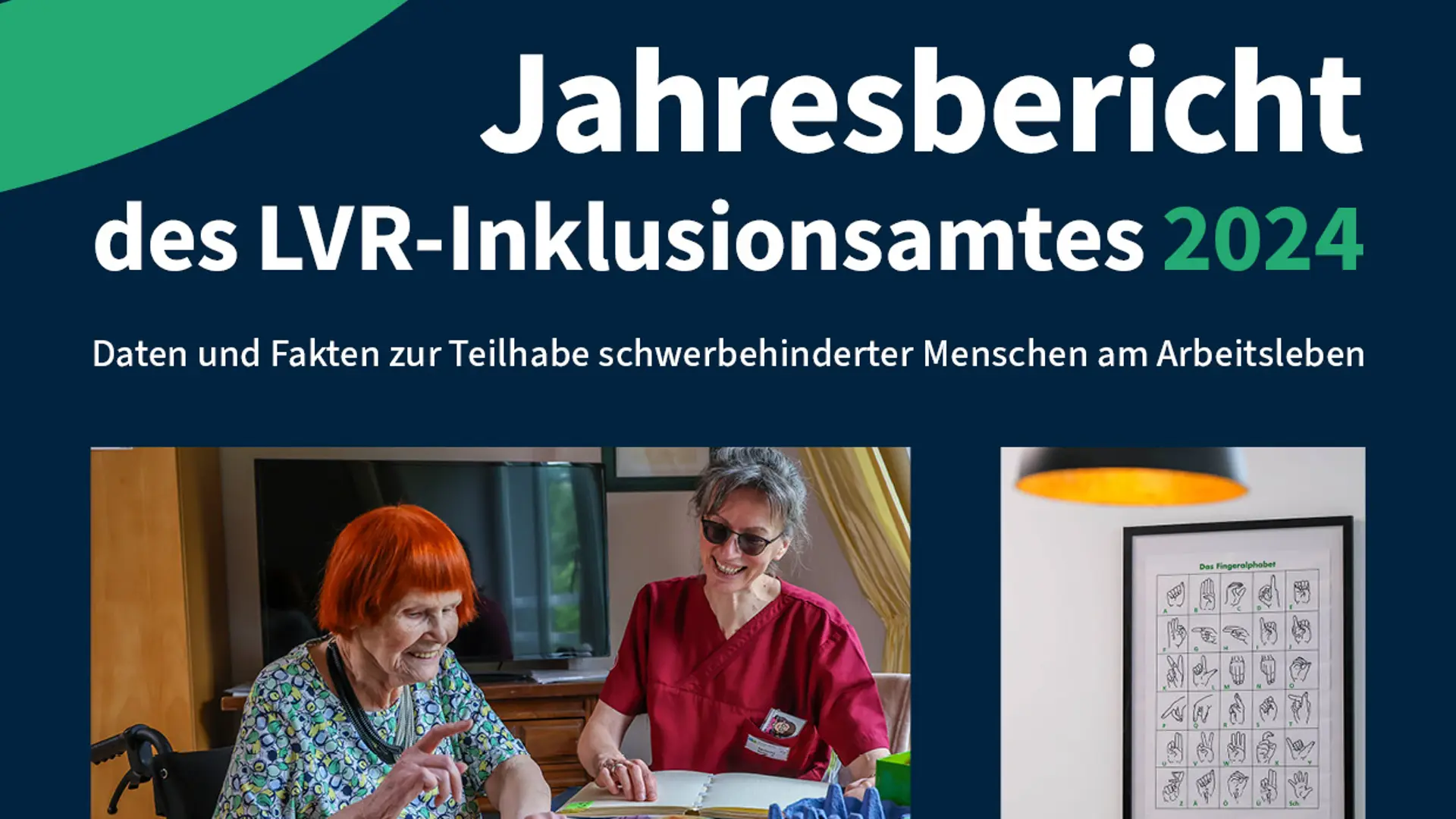 Auf dem Bild ist das Deckblatt vom Jahresbericht 2024 zusehen. Ebenso ein Bild mit einer Frau, die einer älteren Dame etwas vorliest und ein Bild mit einem Poster mit Piktogrammen zur Gebärdensprache.  