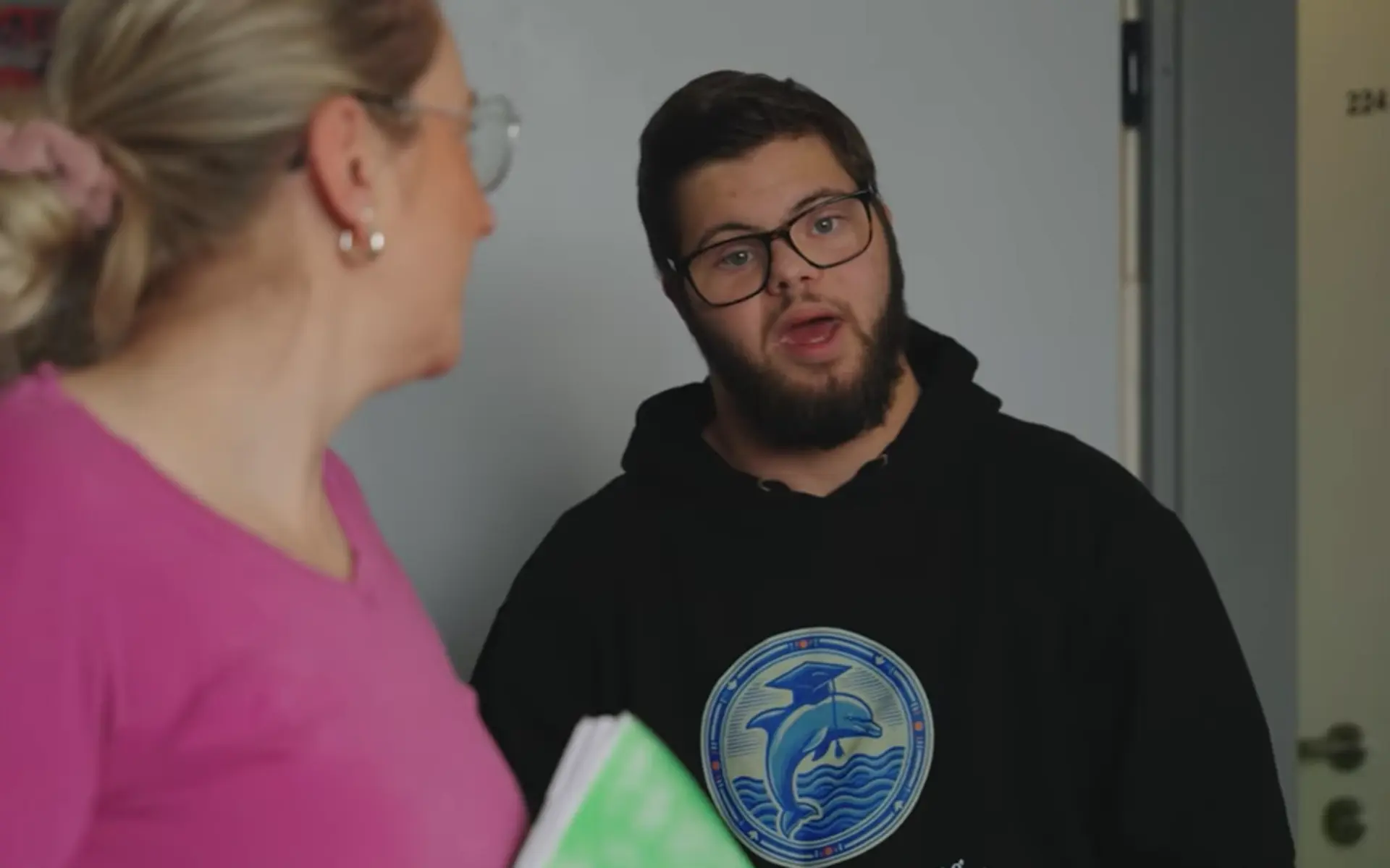 Szene aus dem Film: zwei Klient*innen einer Wohneinrichtung im Gespräch