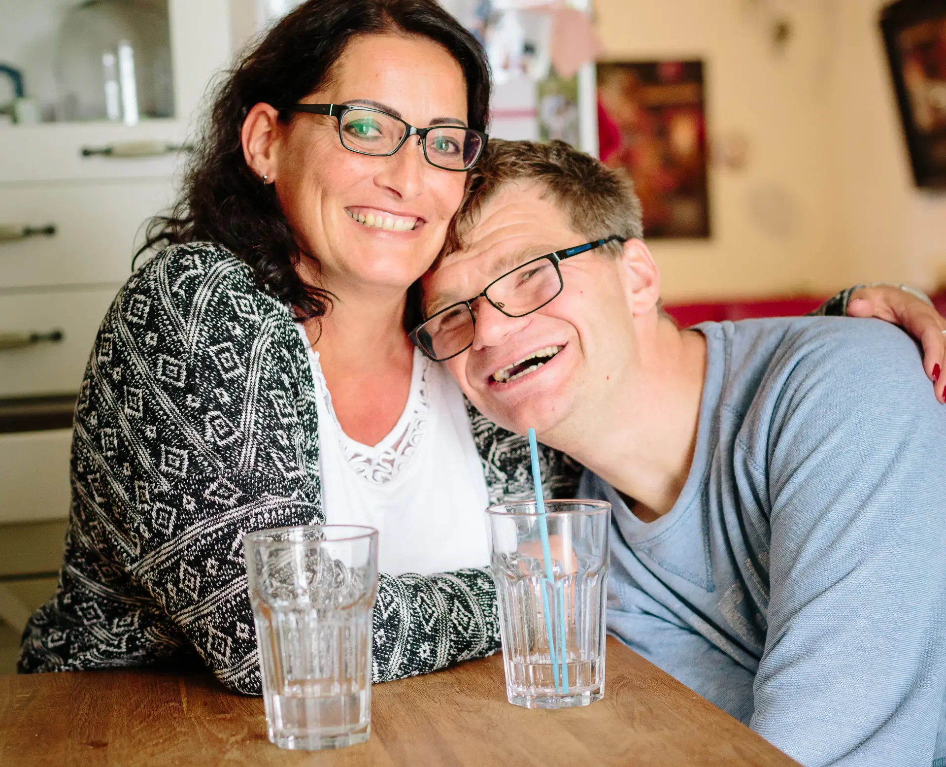 Auf dem Bild sind ein Mann und eine Frau zu sehen. Beide lächeln in die Kamera.
