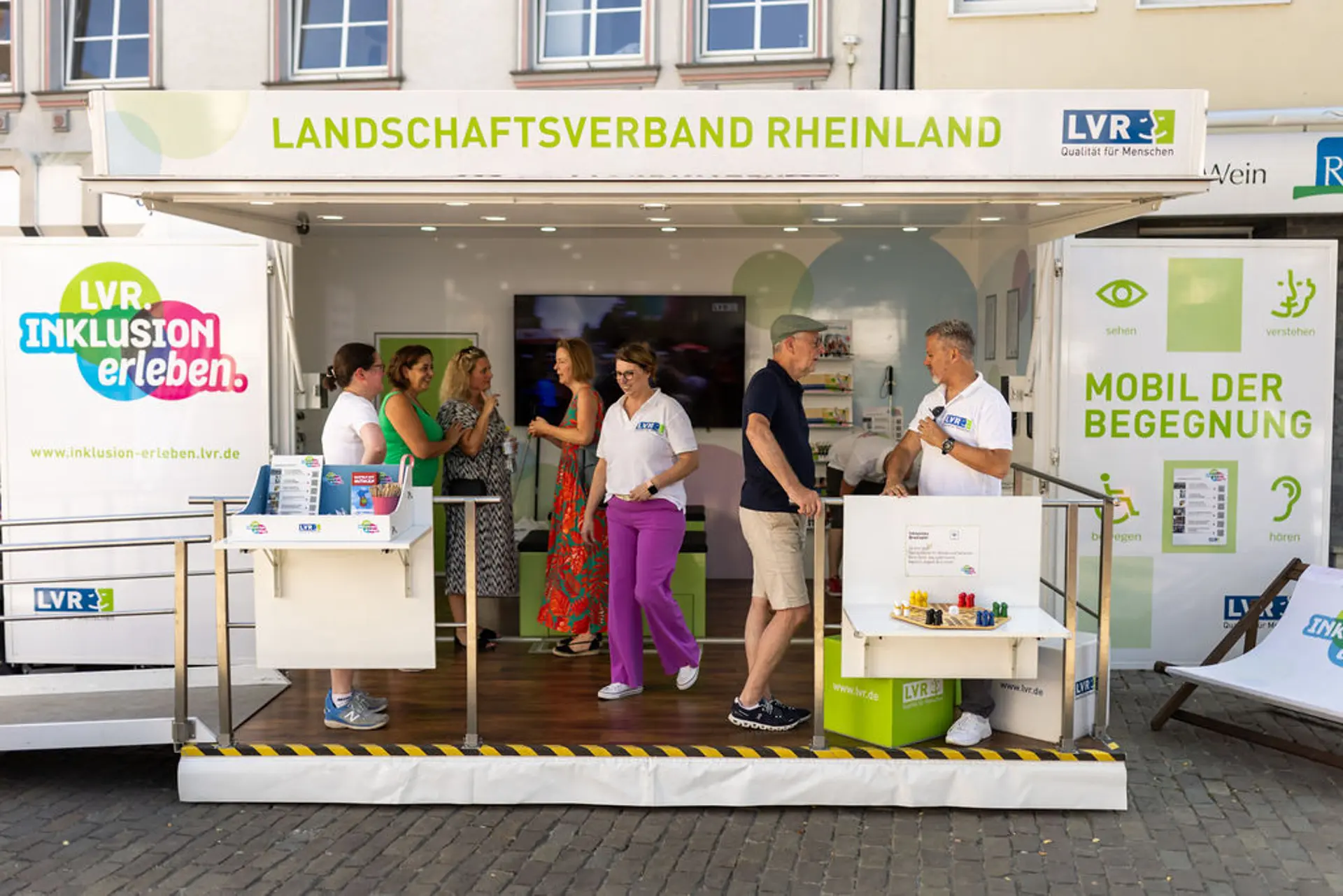 Viele Menschen besuchen das Mobil der Begegnung.