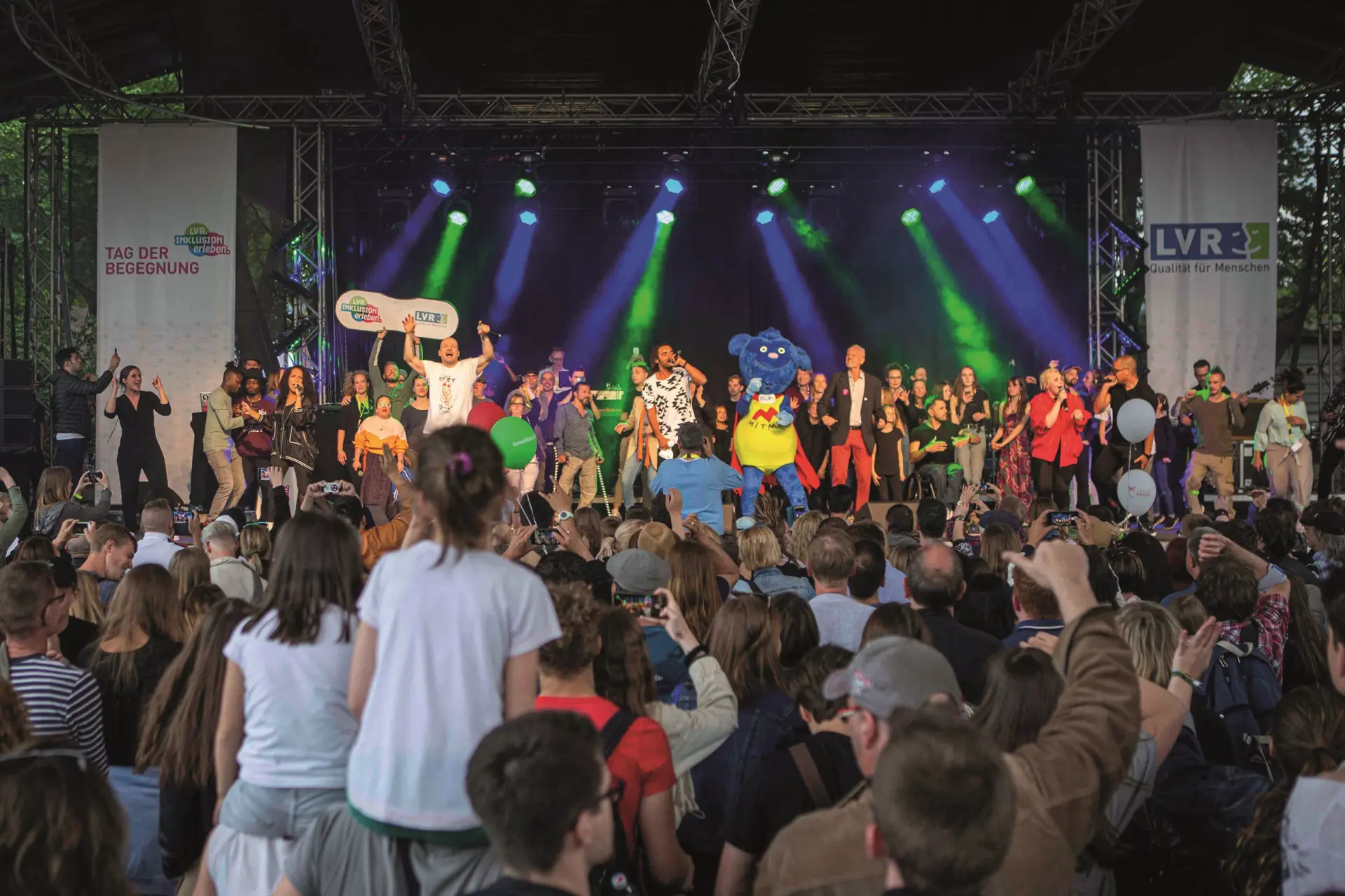 Menschen feiern bei einem Konzert. Das Konzert ist Teil vom Tag der Begegnung.