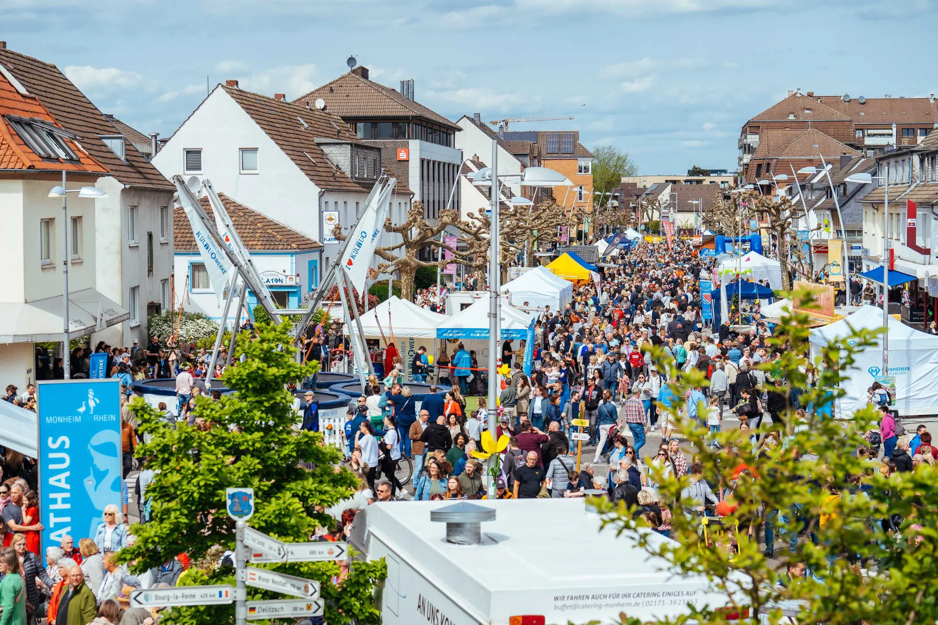 Volle Innenstadt und buntes Treiben beim Monheimer Frühlingsfest