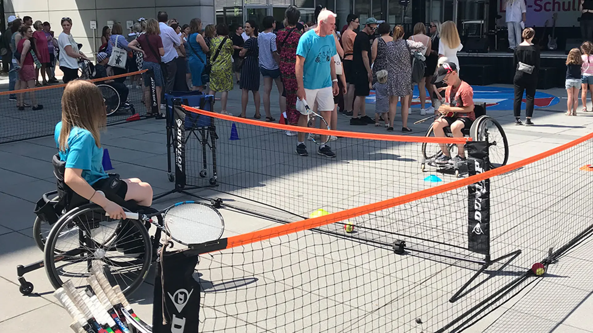 Zwei Kinder spielen Rolli-Tennis